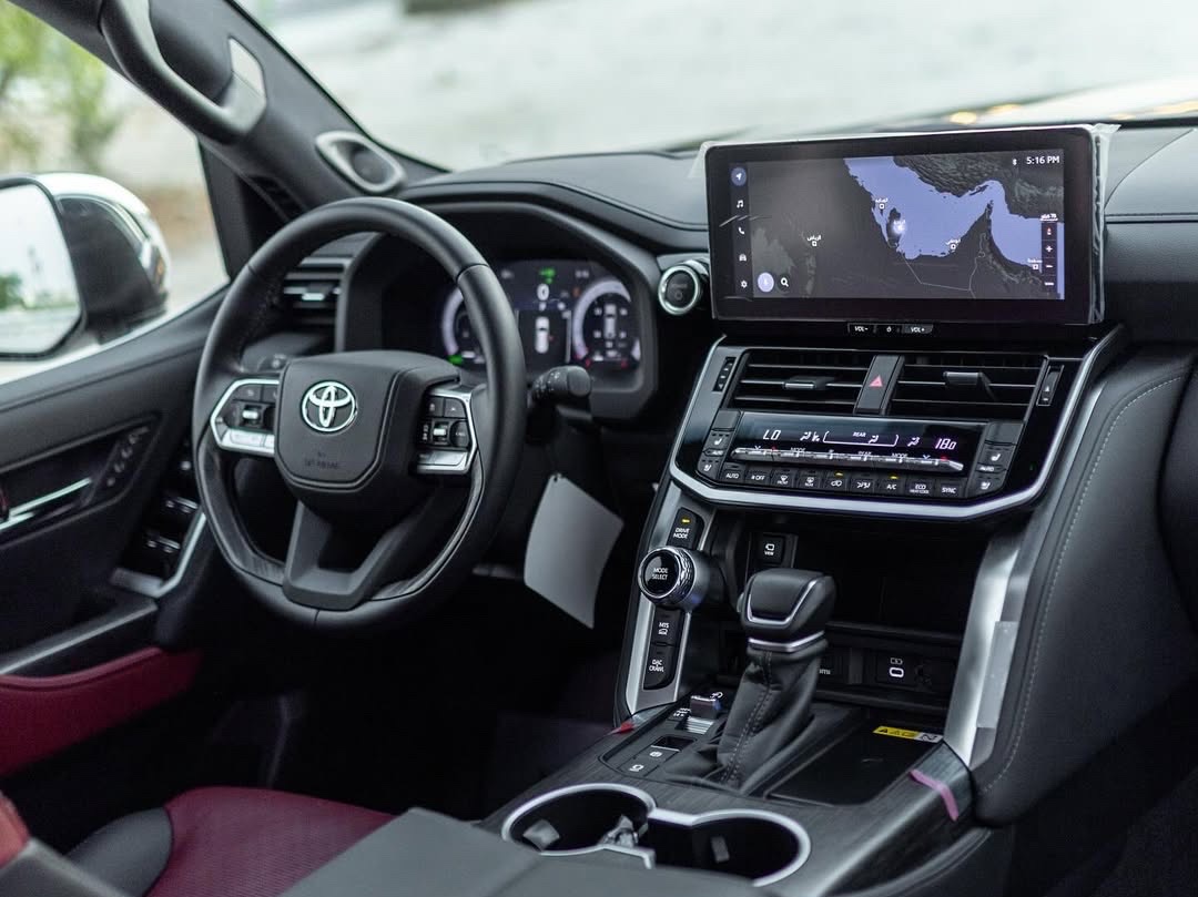 تويوتا لاند كروزر في اكس ار 2025 - Image 4