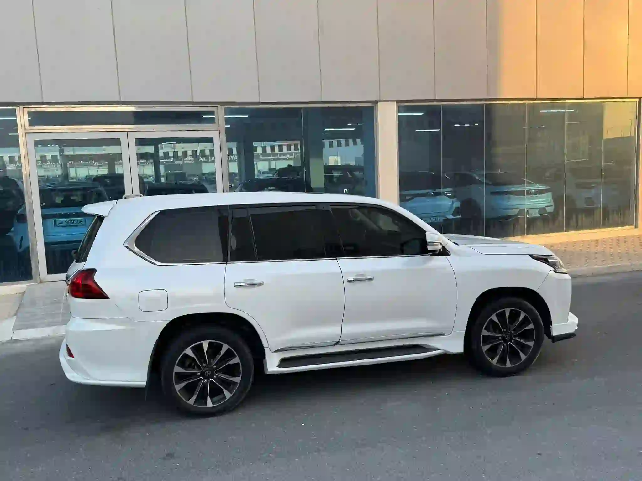 Lexus LX 570 S Black Edition 2016 - Image 4