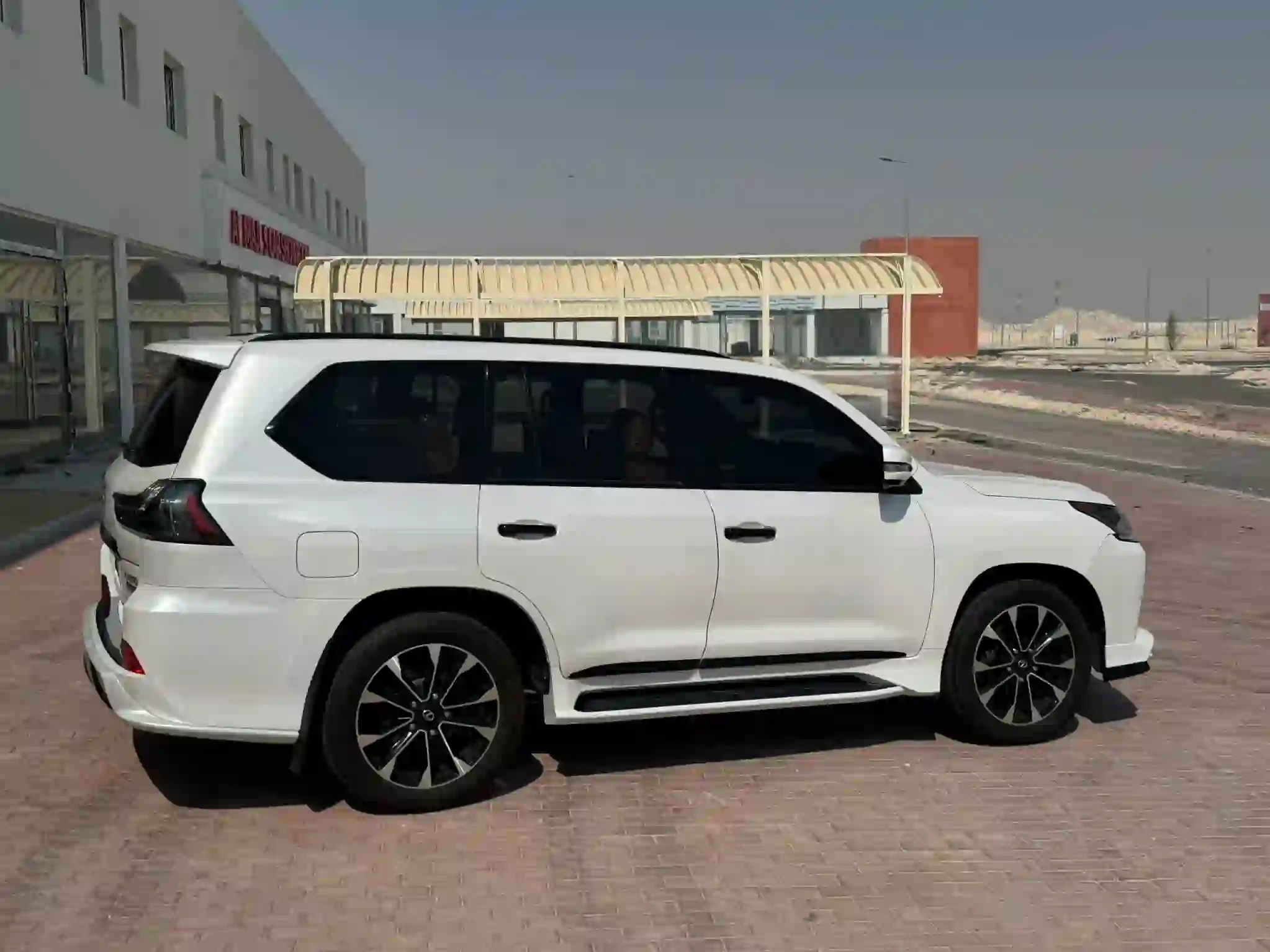 Lexus LX 570 S Black Edition 2019 - Image 4