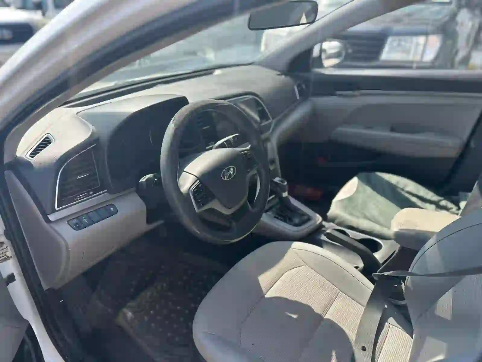 Hyundai Elantra 2017 - Image 4