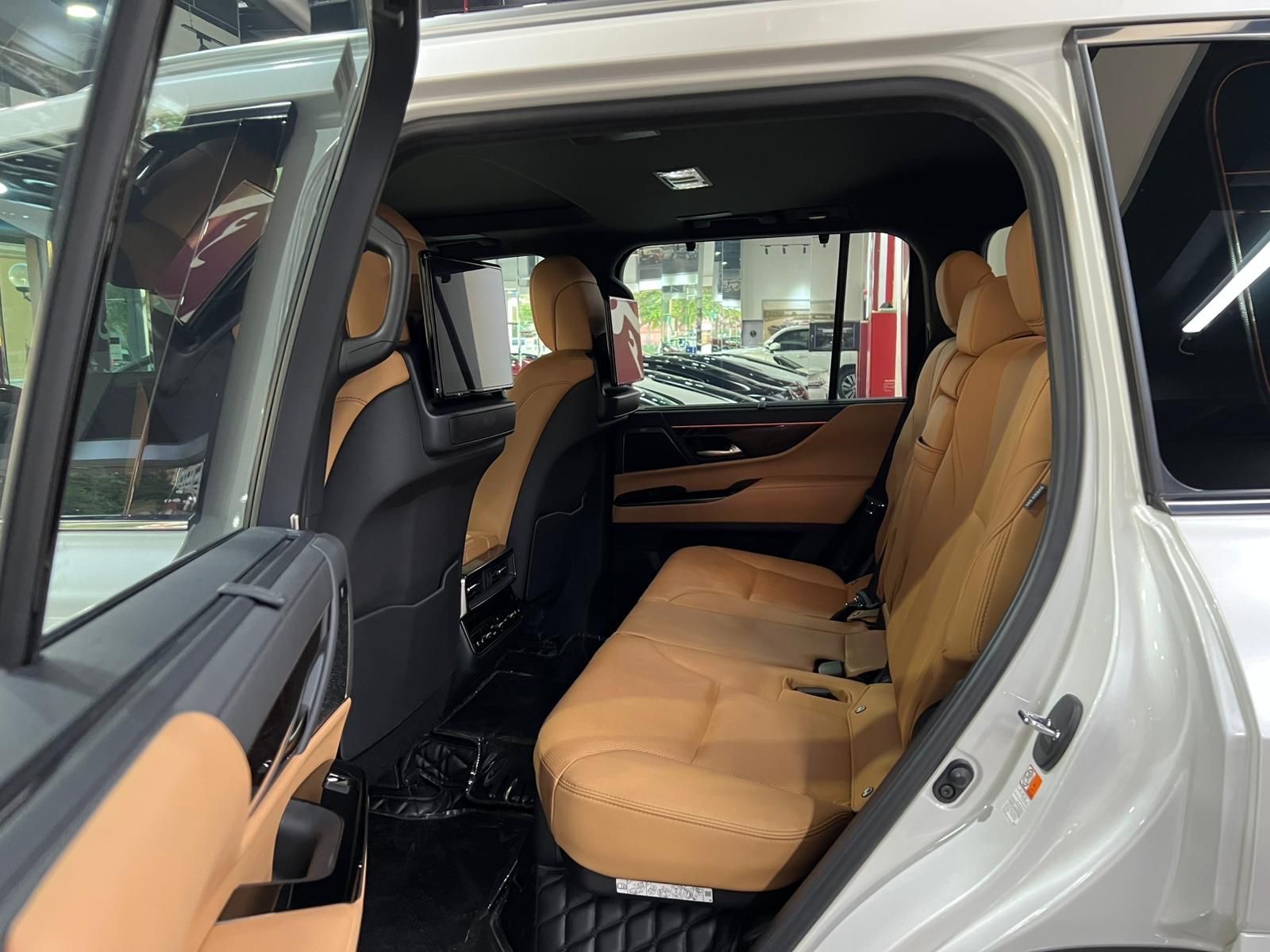 Lexus LX 600 Luxury  2024 - Image 2