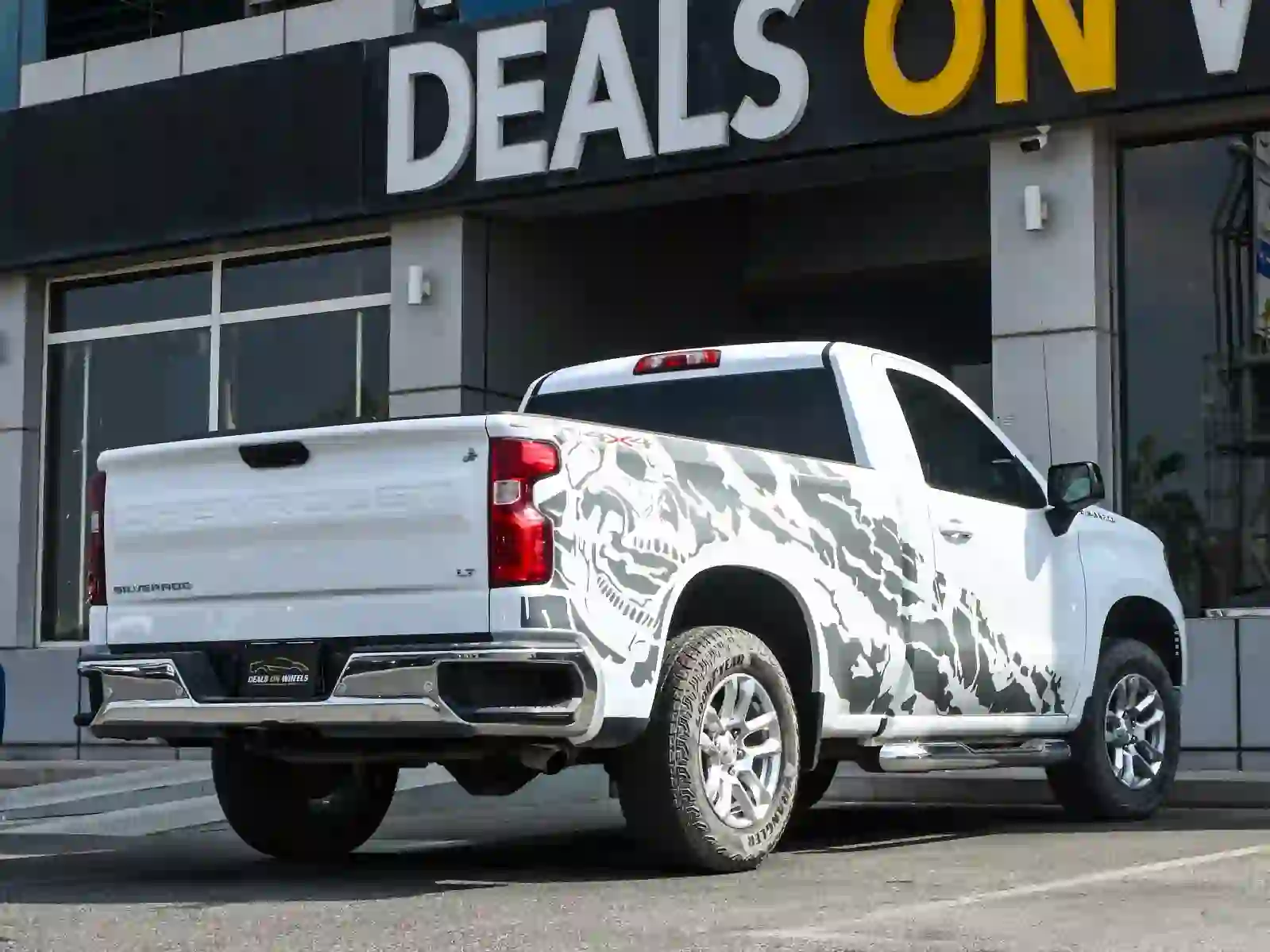 Chevrolet Silverado LT 2023 - Image 2