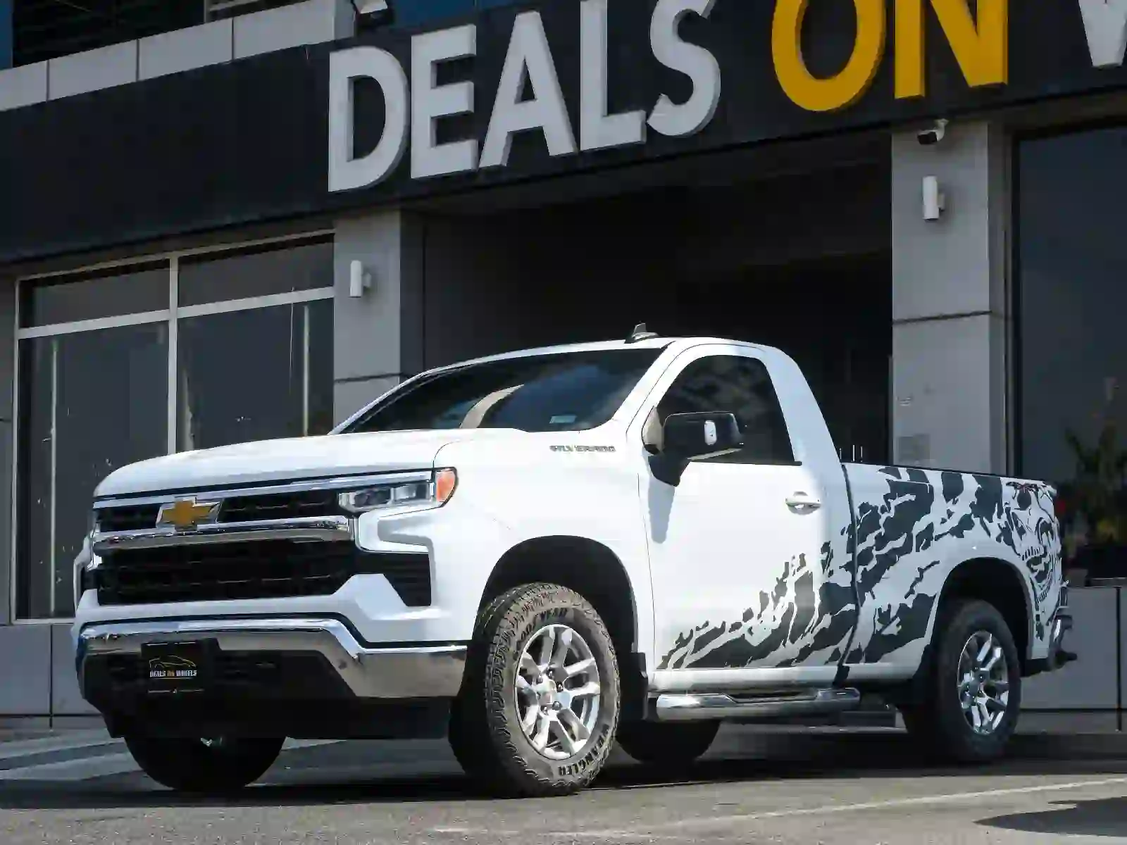 Chevrolet Silverado LT 2023 - Image 3