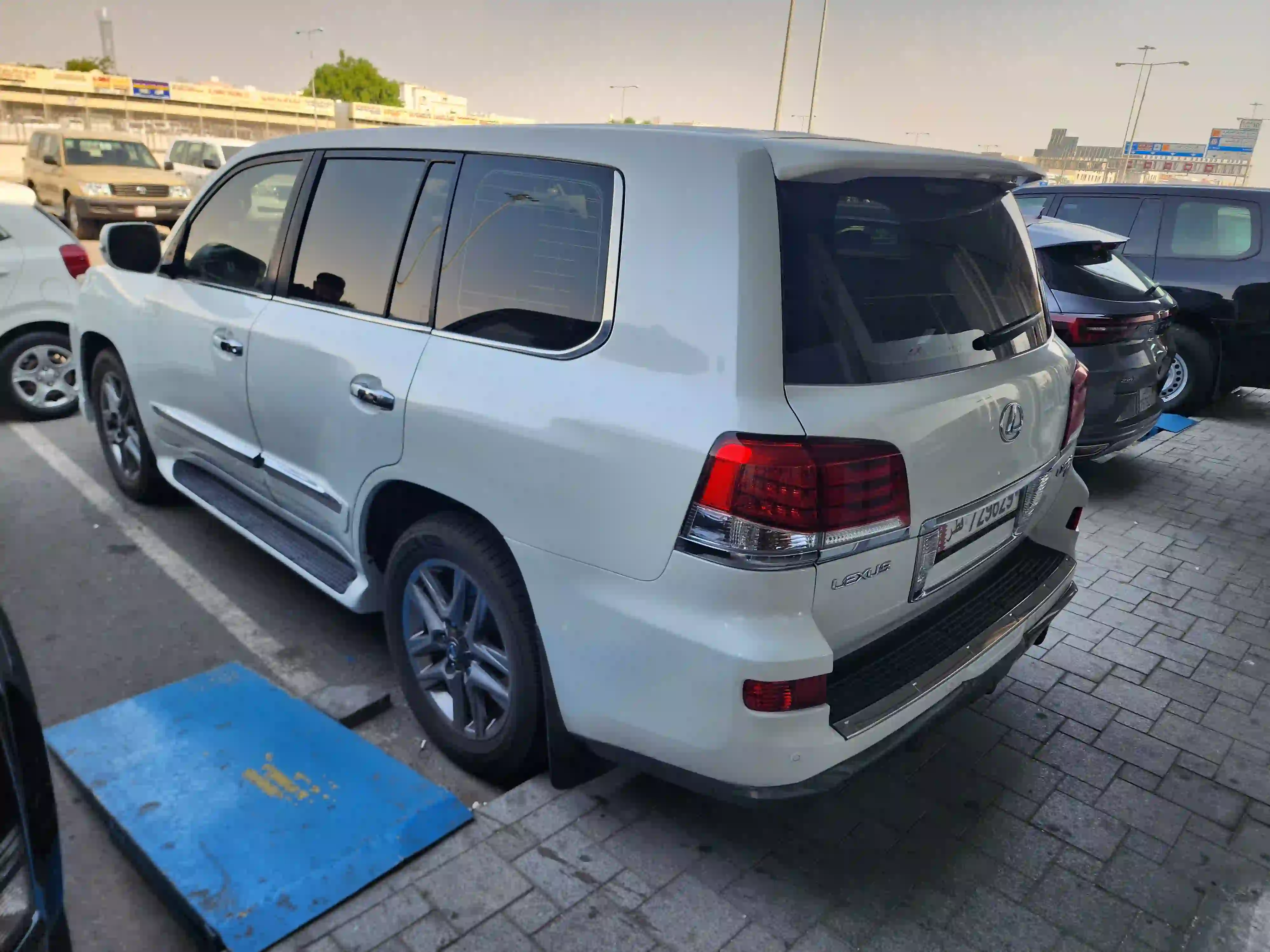 لكزس ال اكس 570 2012 - Image 2