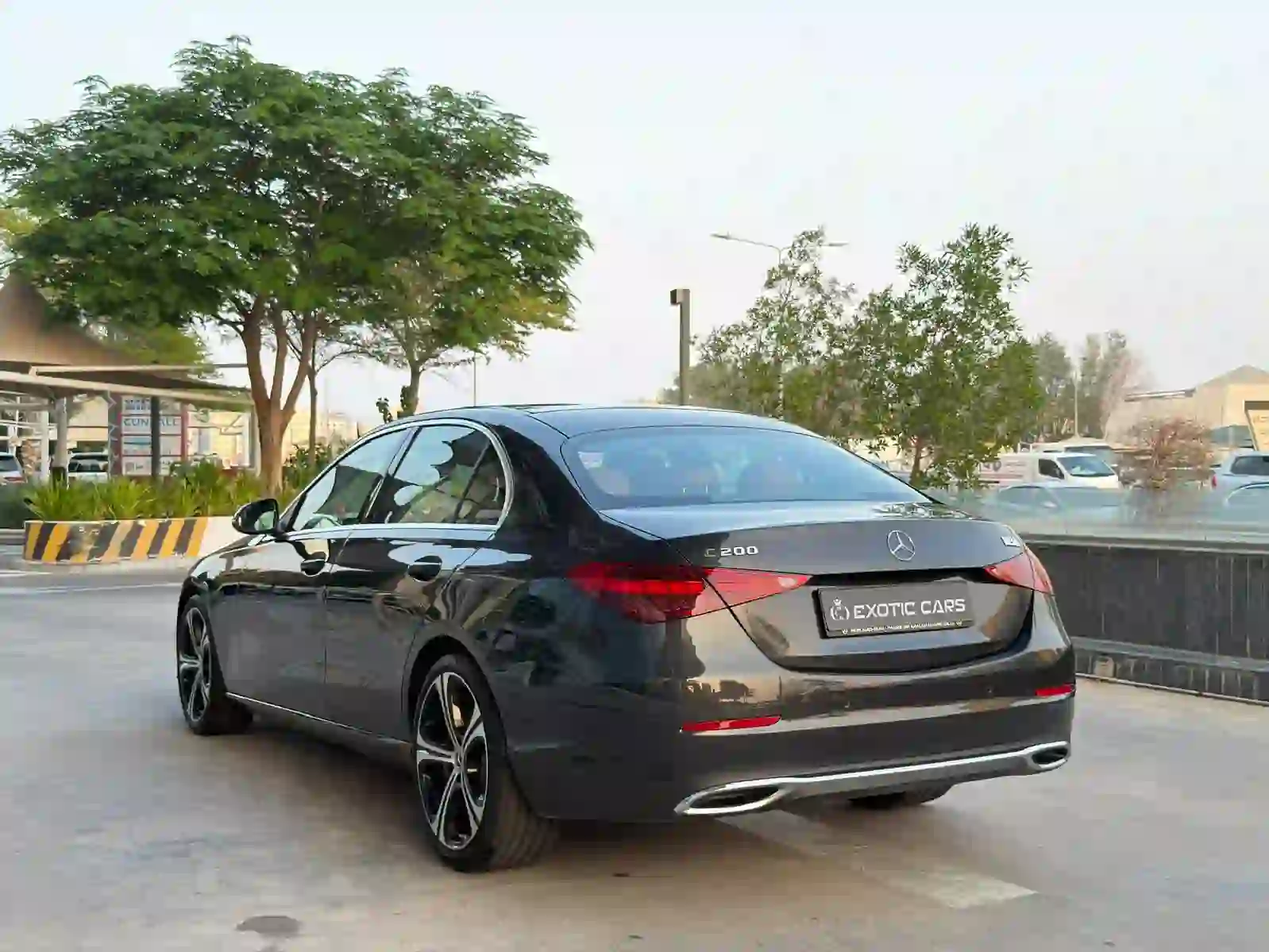 مرسيدس بنز الفئة-سي 200 2025 - Image 2