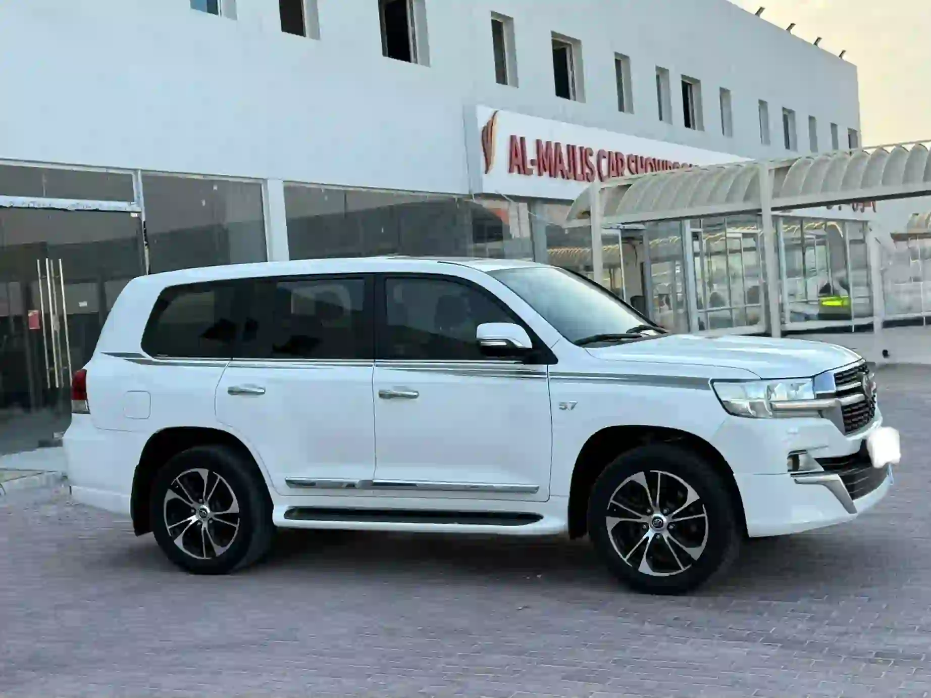 Toyota Land Cruiser VX.R 2019 - Image 2