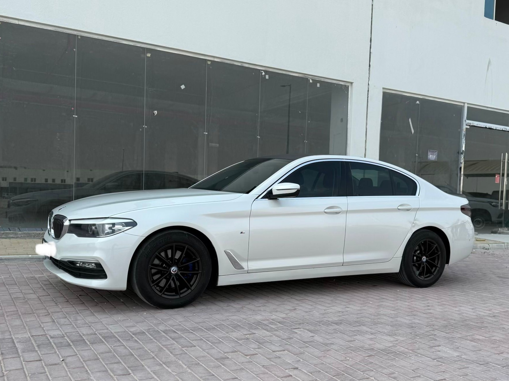 BMW 5-Series 520 i 2018 - Image 3