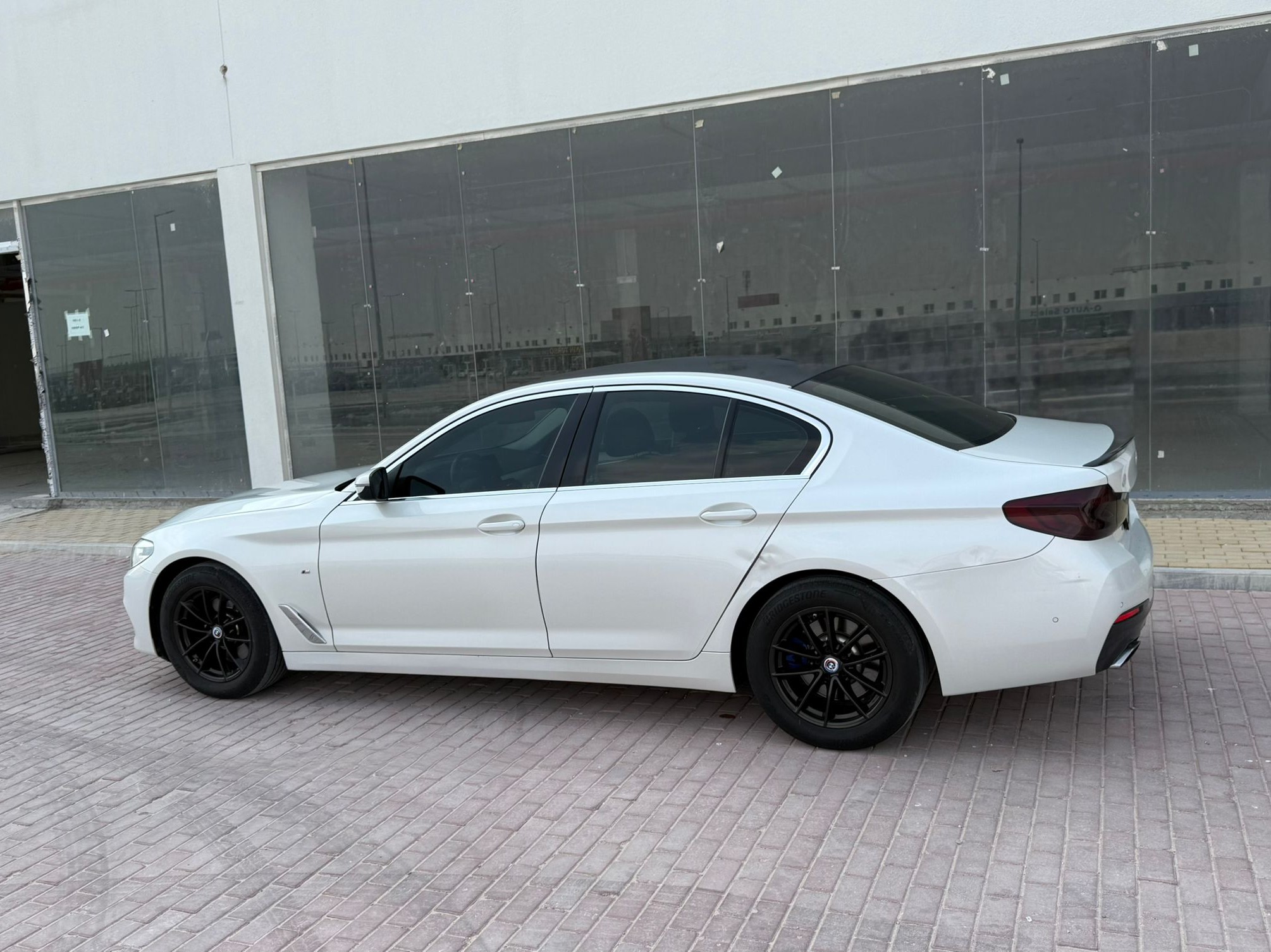 BMW 5-Series 520 i 2018 - Image 4