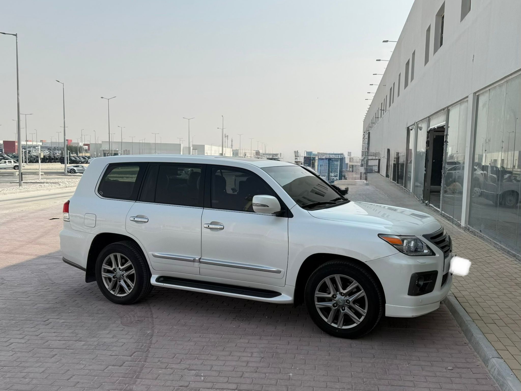 Lexus LX 570 2015 - Image 2