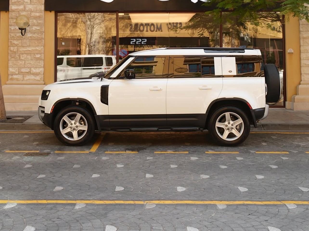 Land Rover Defender 110 2023 - Image 2