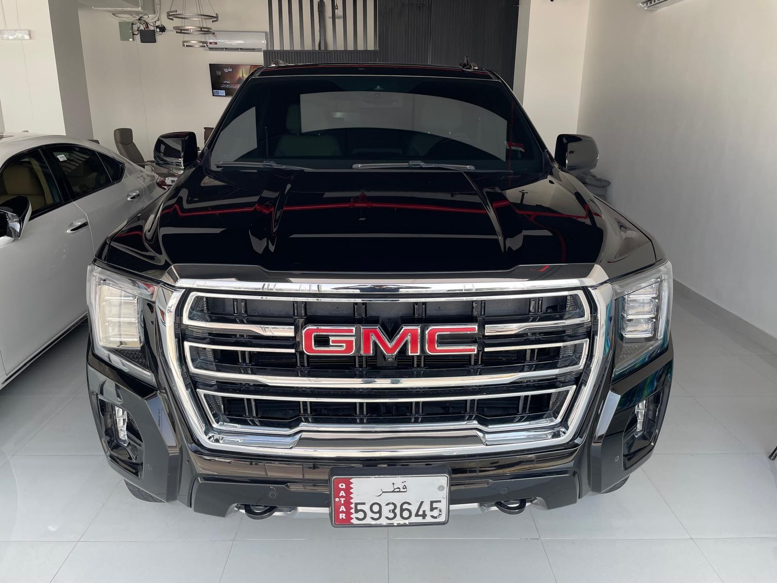 GMC Yukon 2023 - Image 2