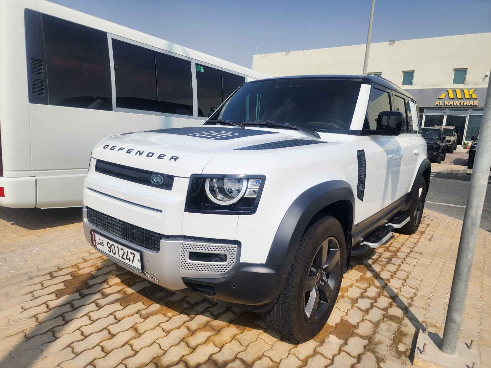 Land Rover Defender 2023 - Image 2