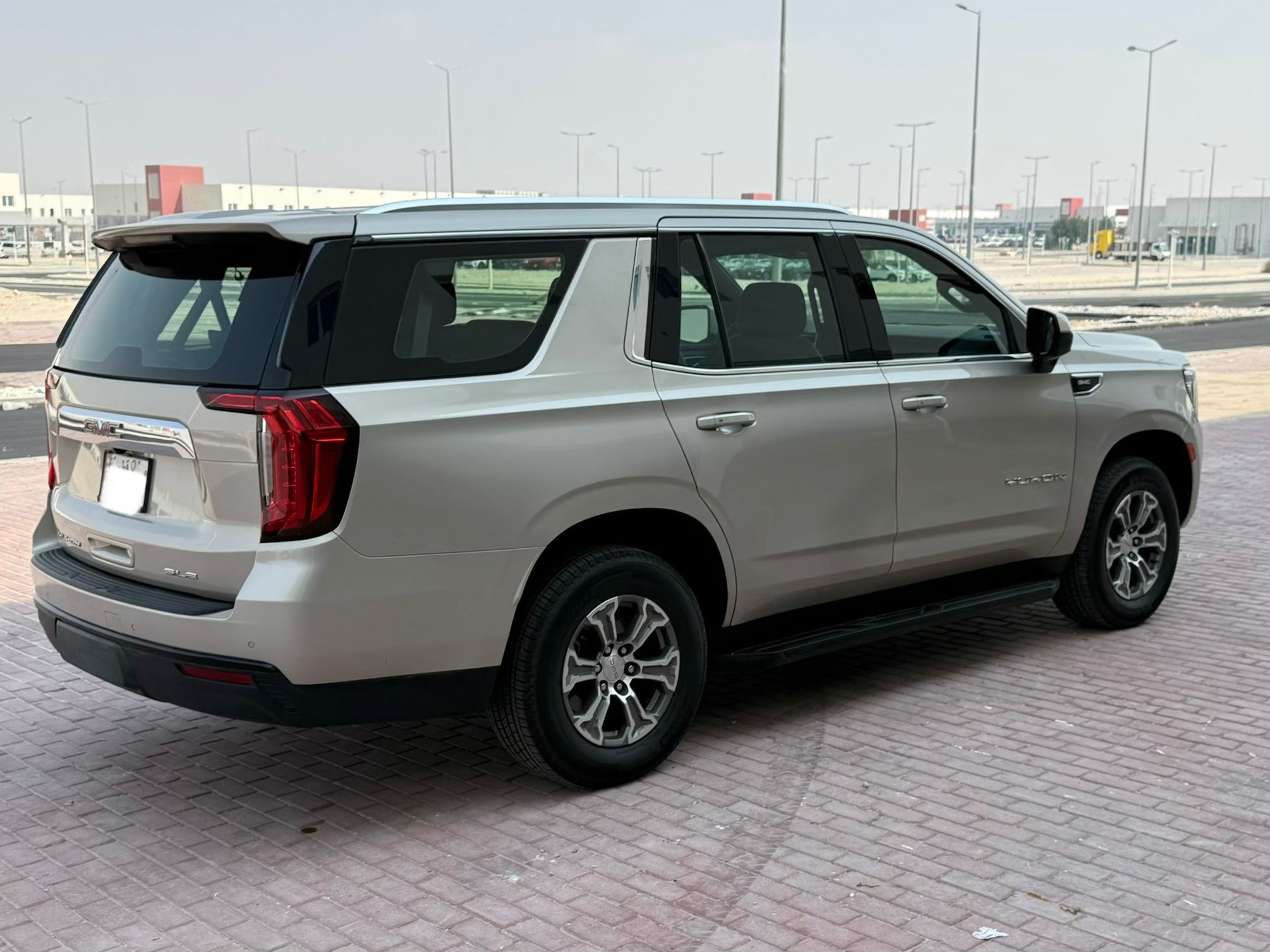 GMC Yukon 2023 - Image 2
