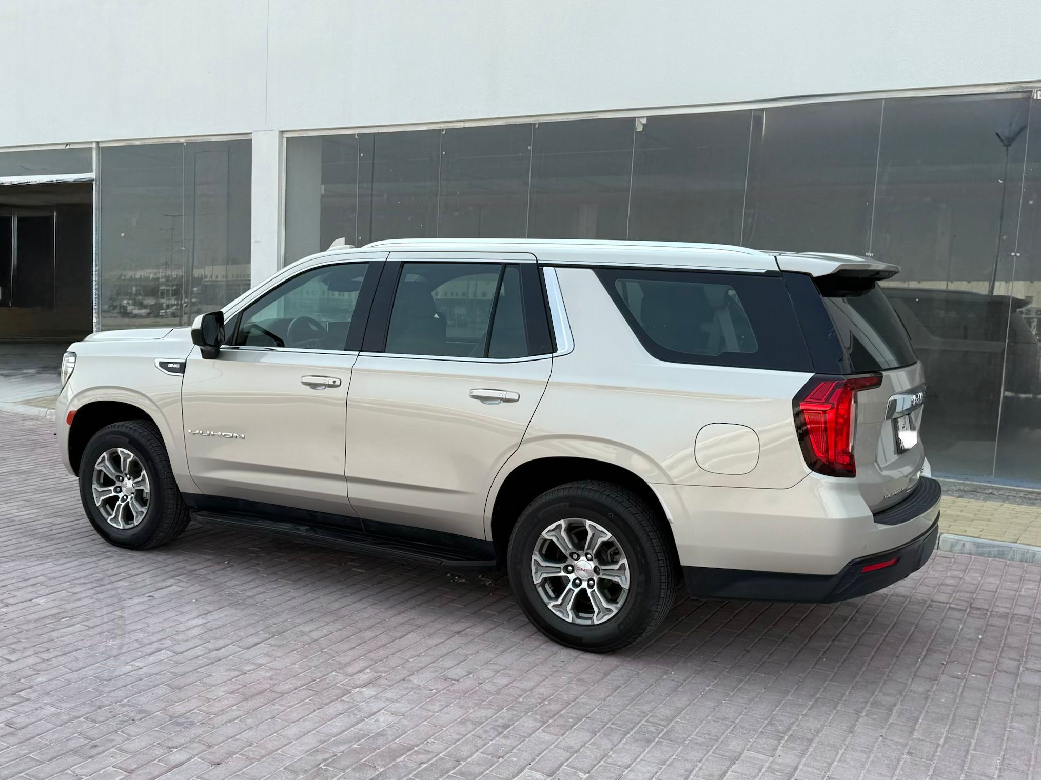 GMC Yukon 2023 - Image 3