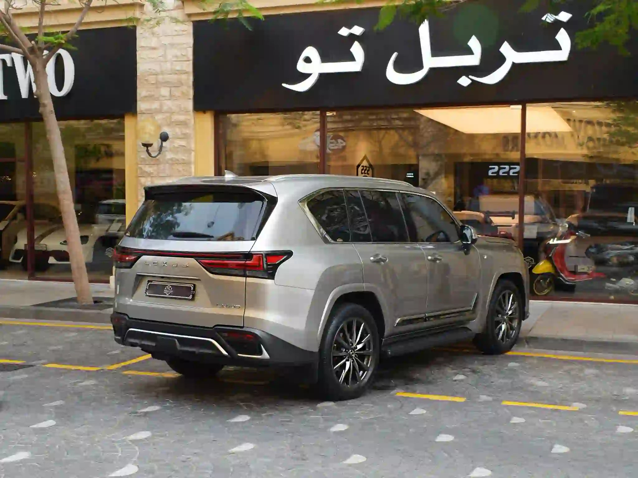 Lexus LX 600  F-Sport 2023 - Image 2