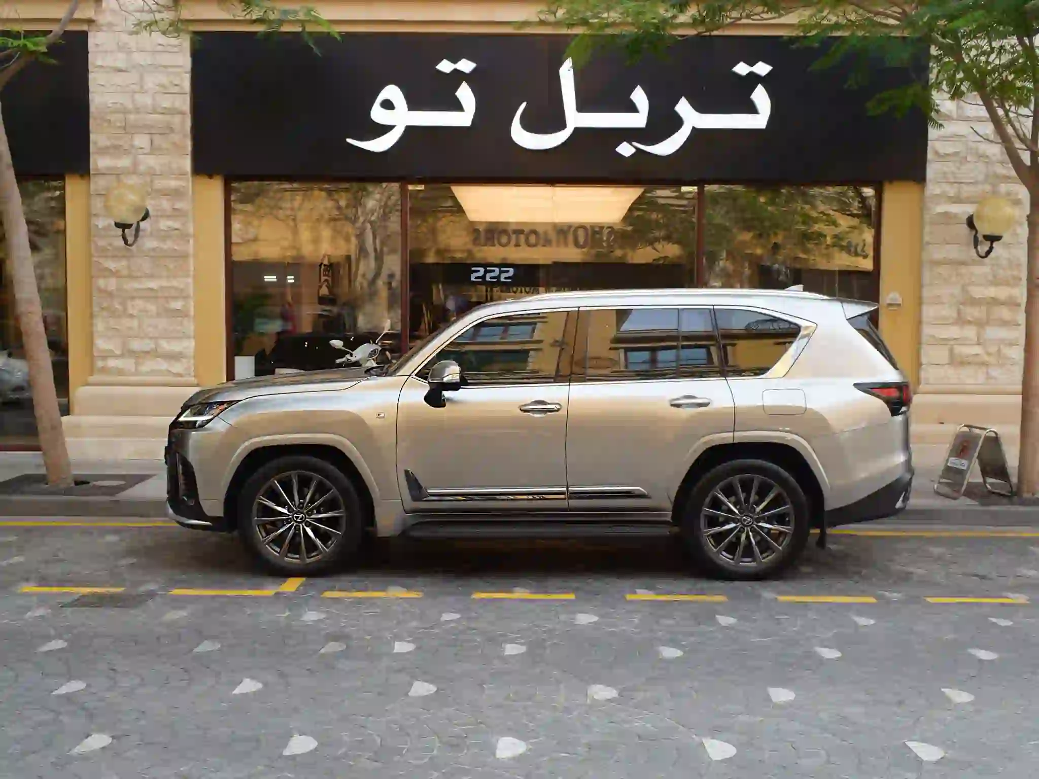 Lexus LX 600  F-Sport 2023 - Image 4