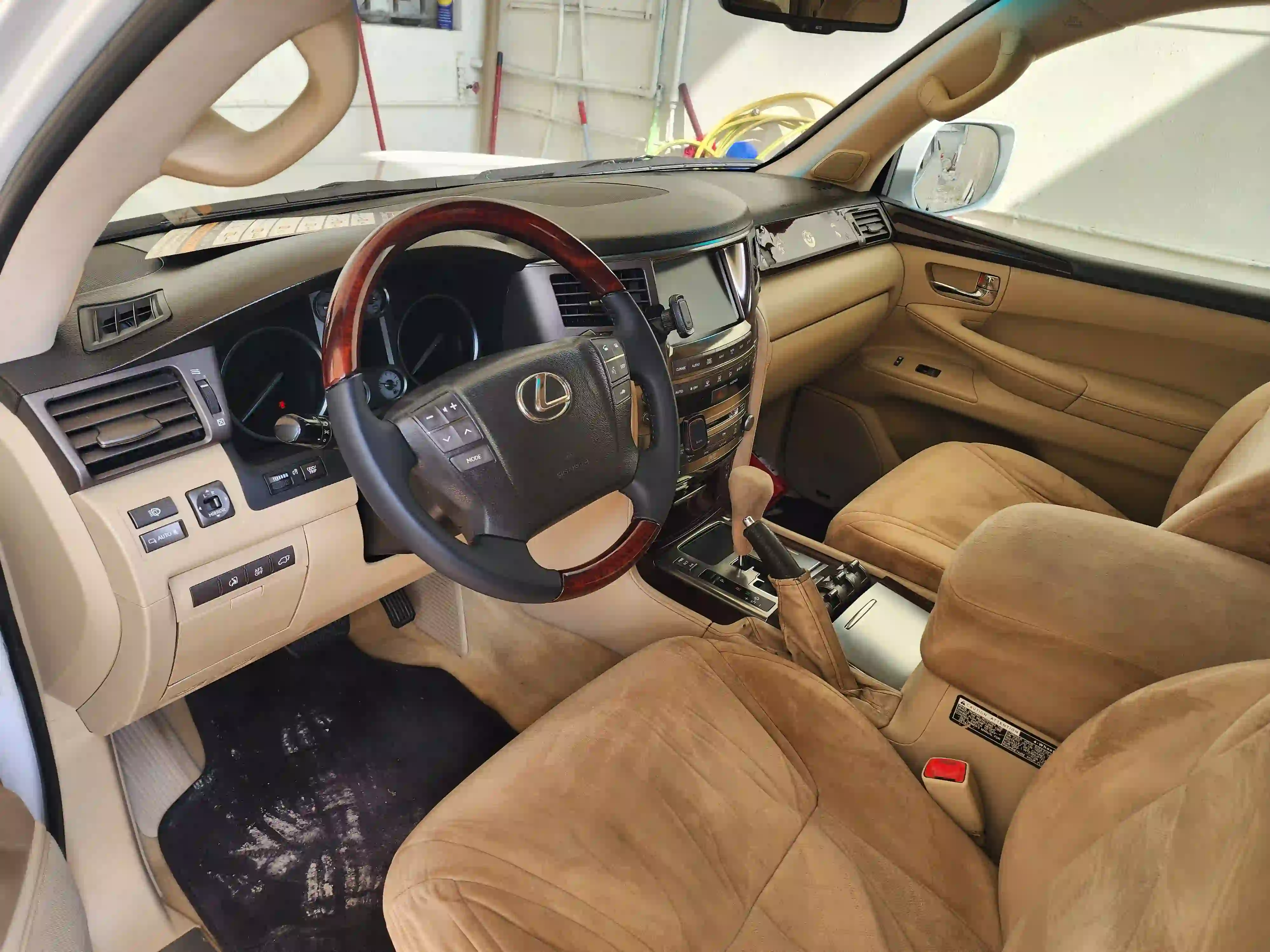 Lexus LX 570 2011 - Image 2