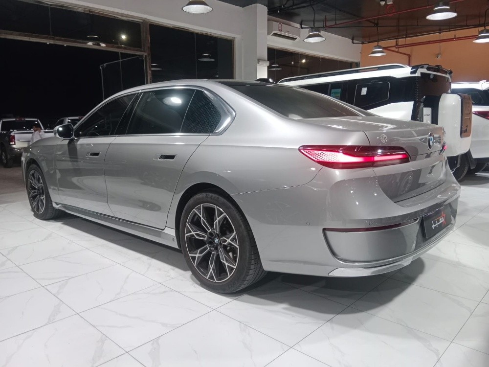 BMW 7-Series 735 Li 2023 - Image 4
