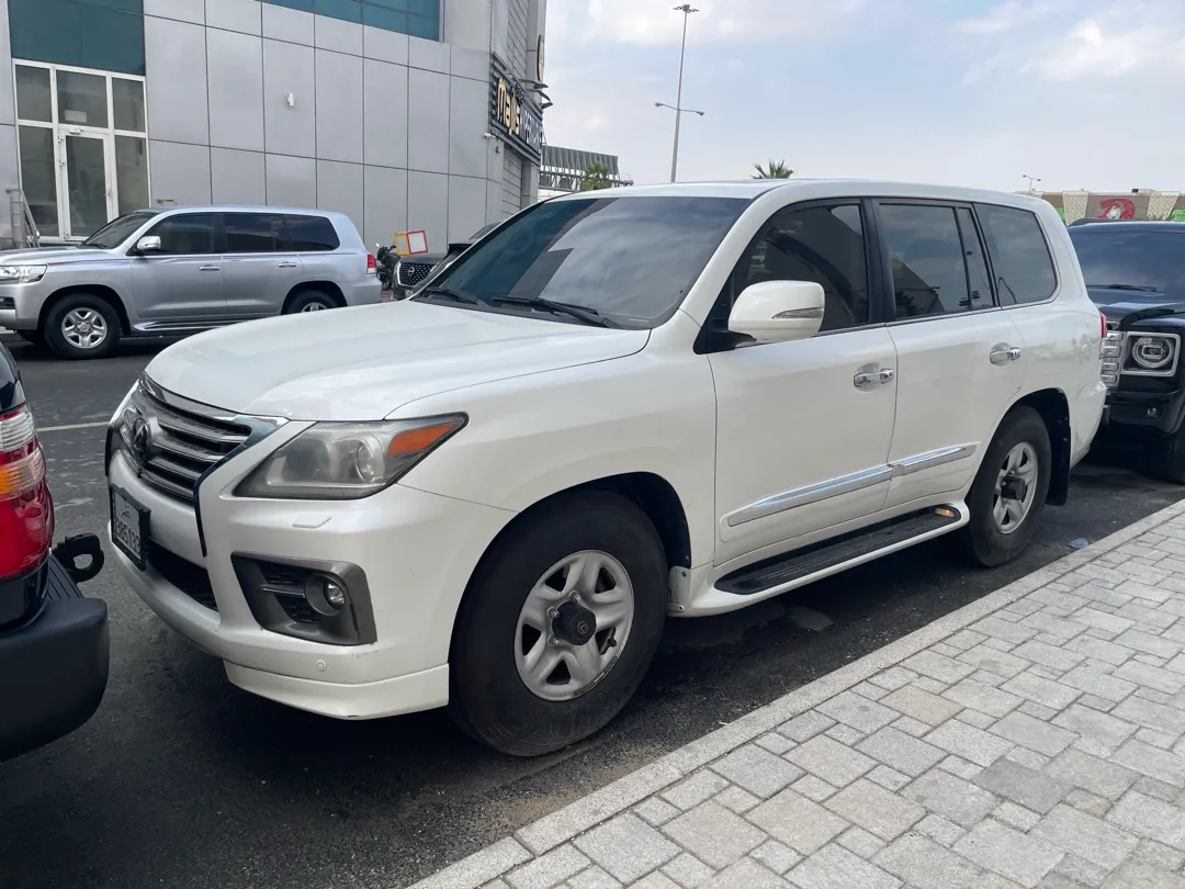 Lexus LX 570 2014 - Image 1