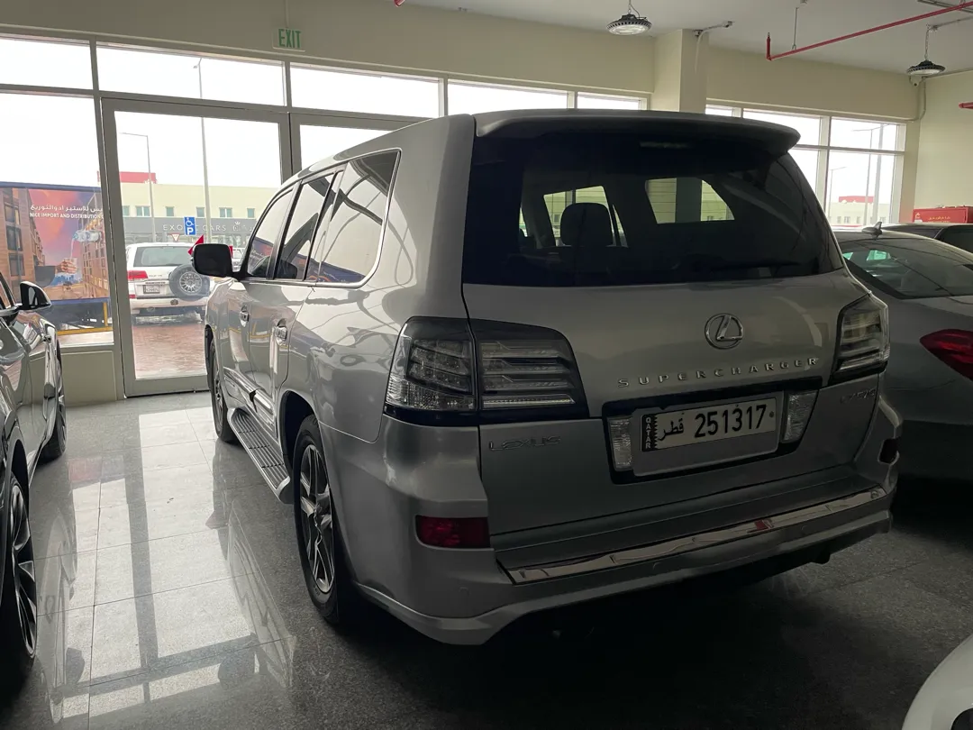 Lexus LX 570 2015 - Image 2