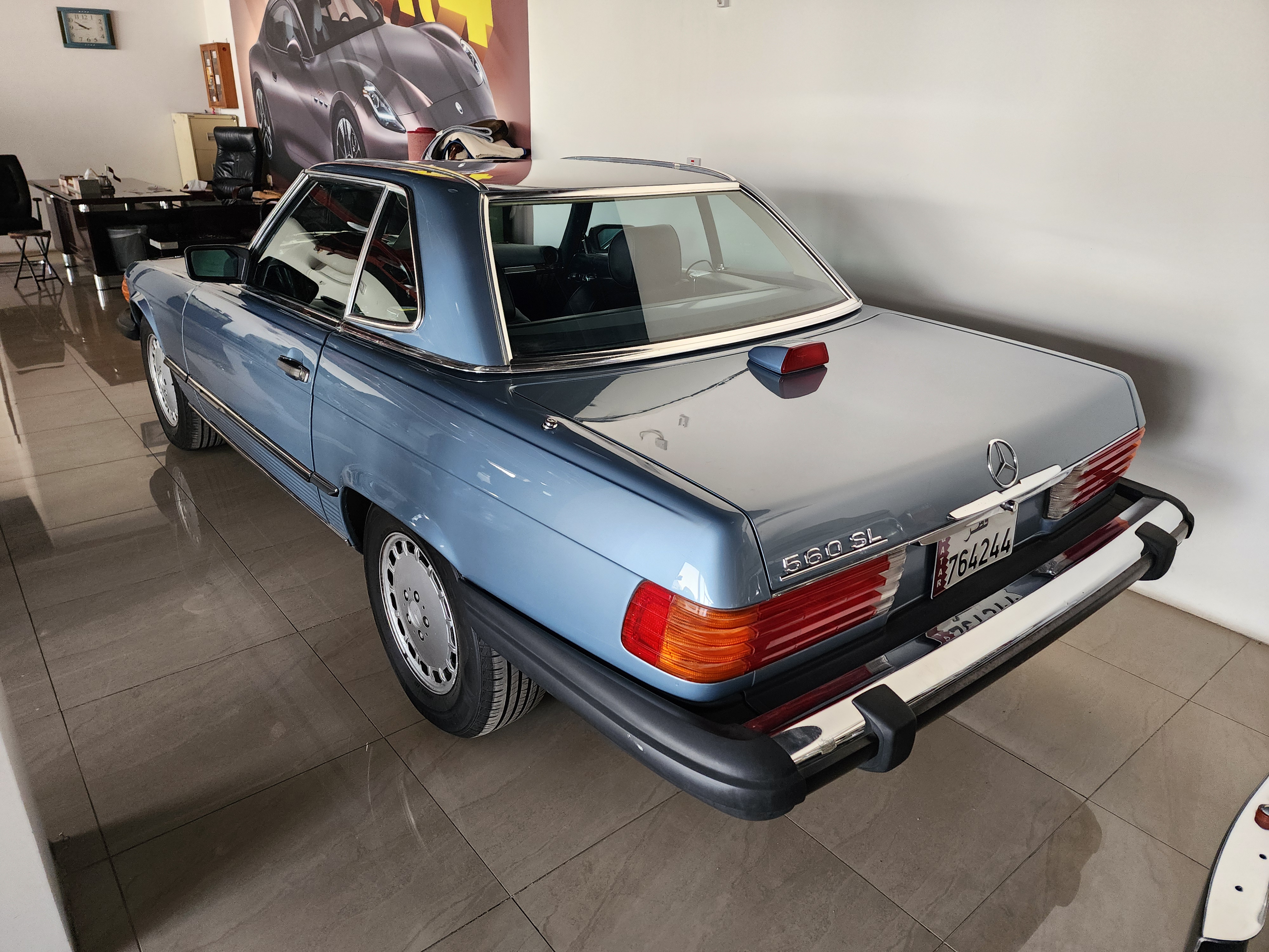 Mercedes-Benz SL-Class 560 - Image 2