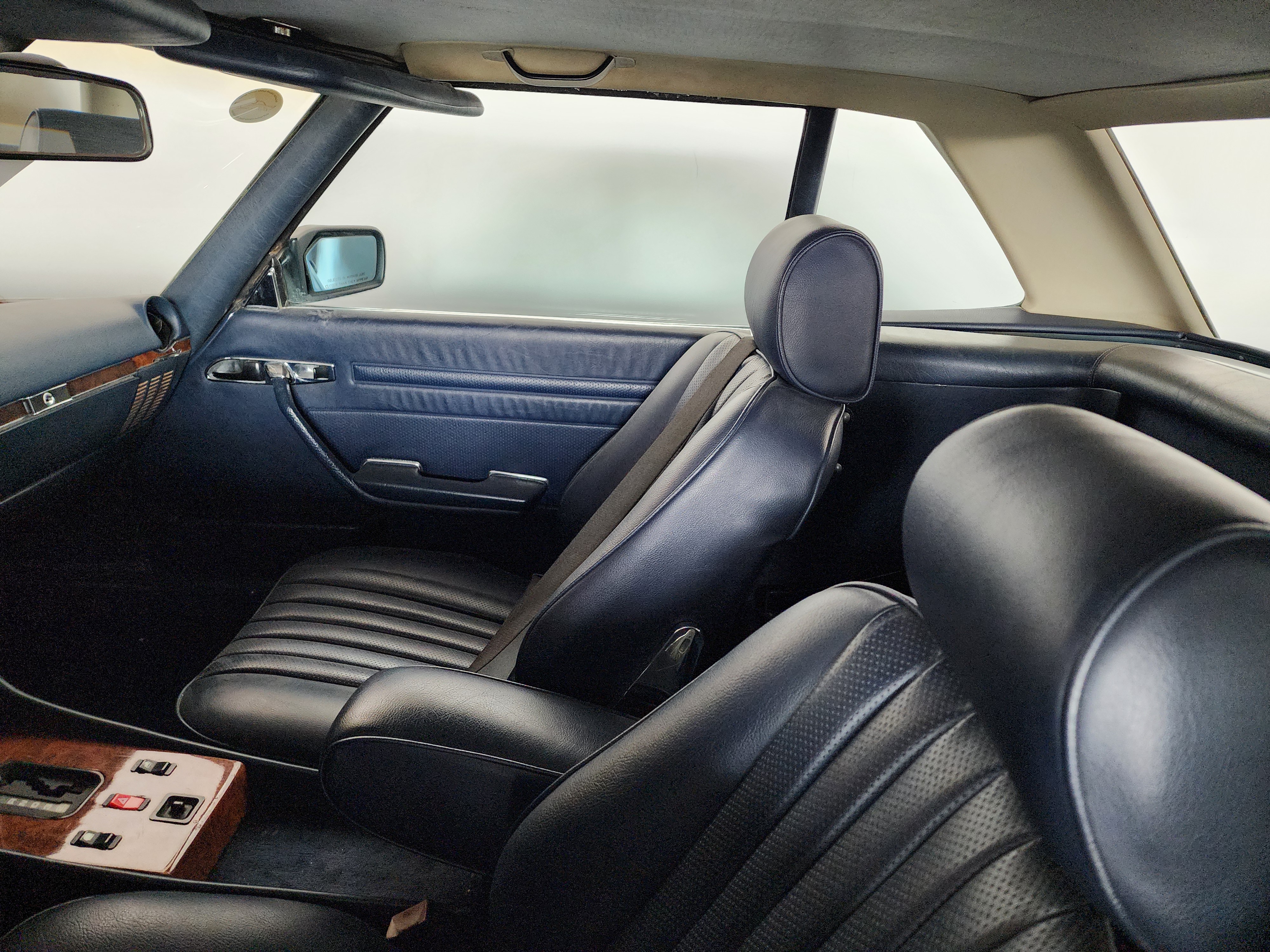 Mercedes-Benz SL-Class 560 - Image 4
