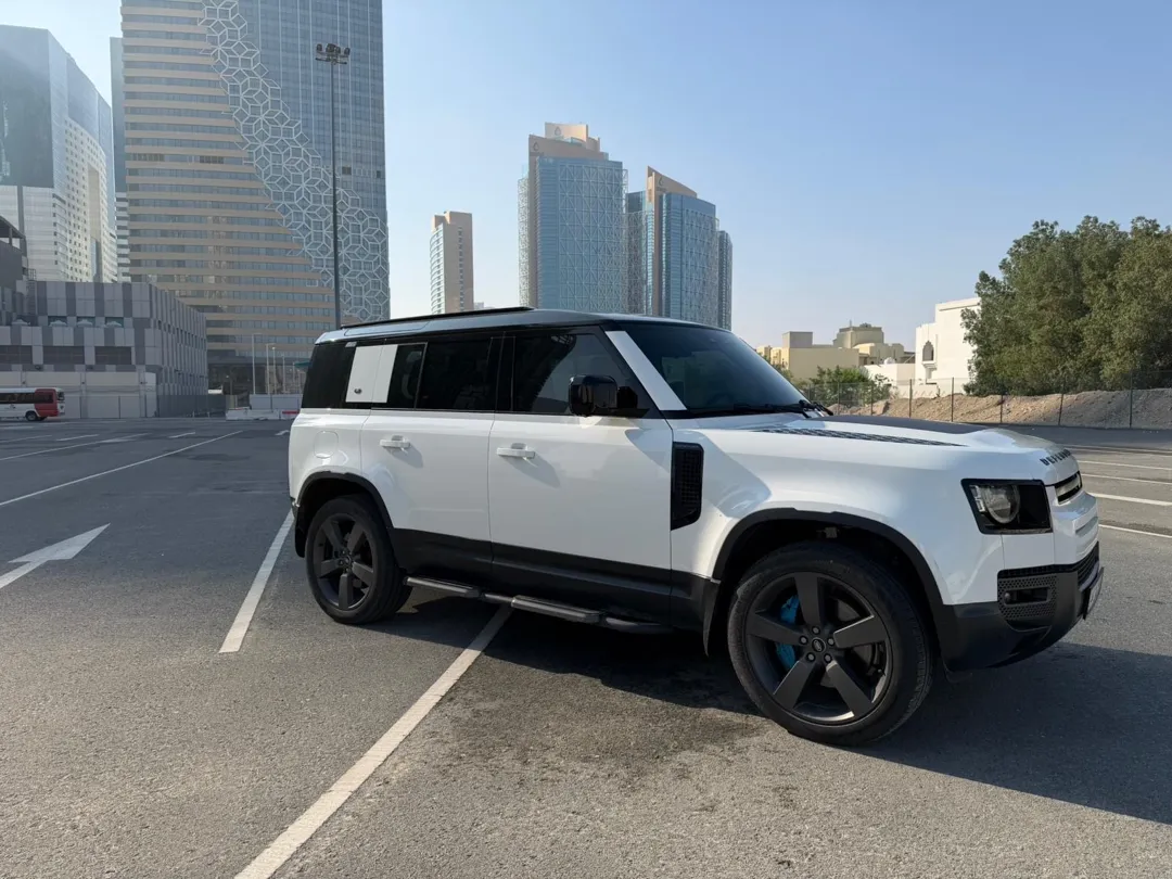 Land Rover Defender 110 HSE 2024 - Image 2