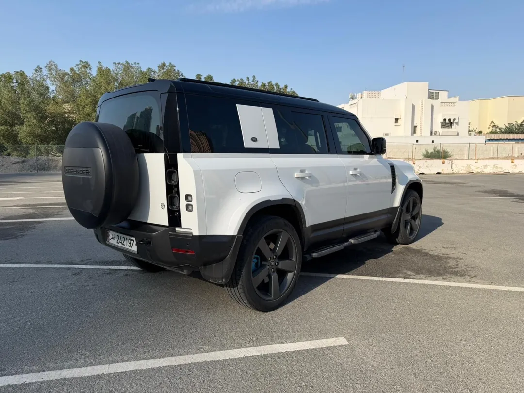 Land Rover Defender 110 HSE 2024 - Image 3