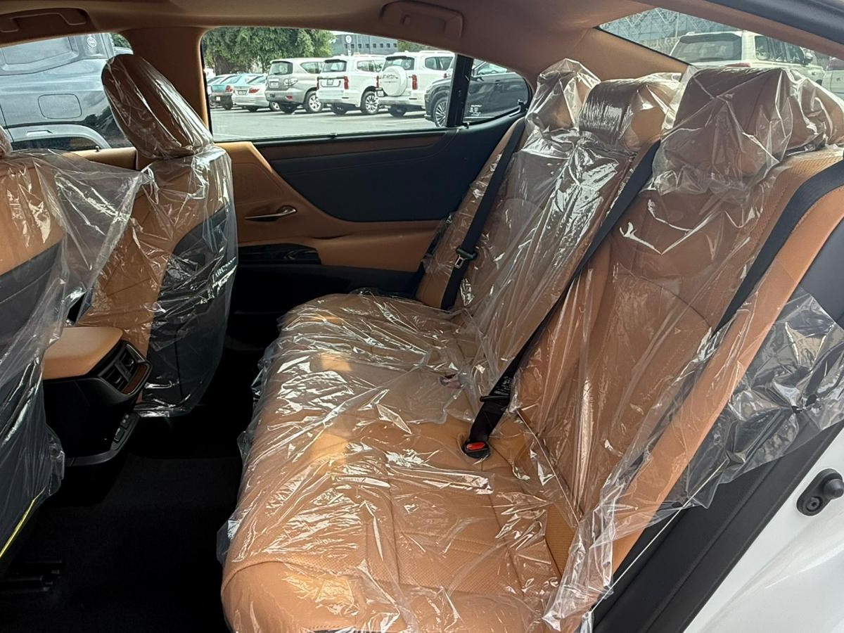 Lexus ES 300 2025 - Image 2