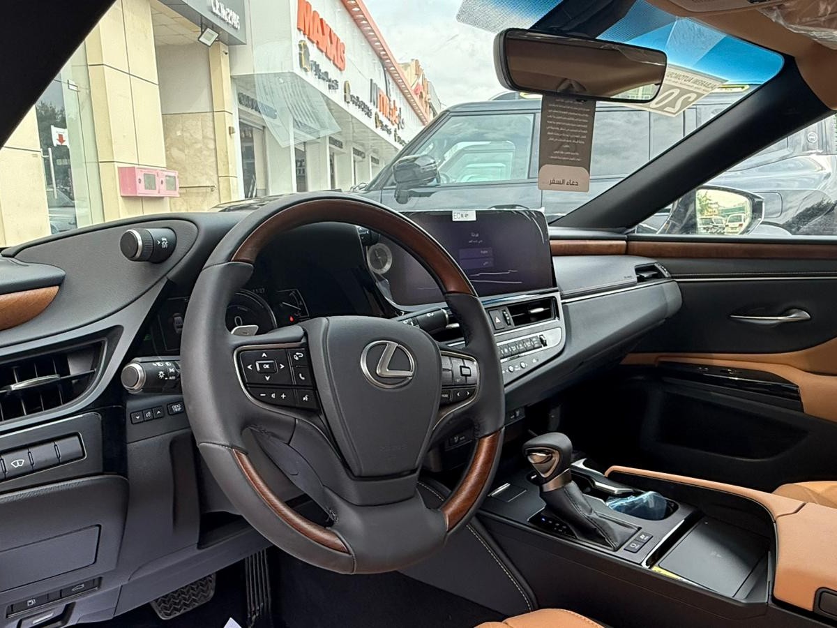 Lexus ES 300 2025 - Image 4