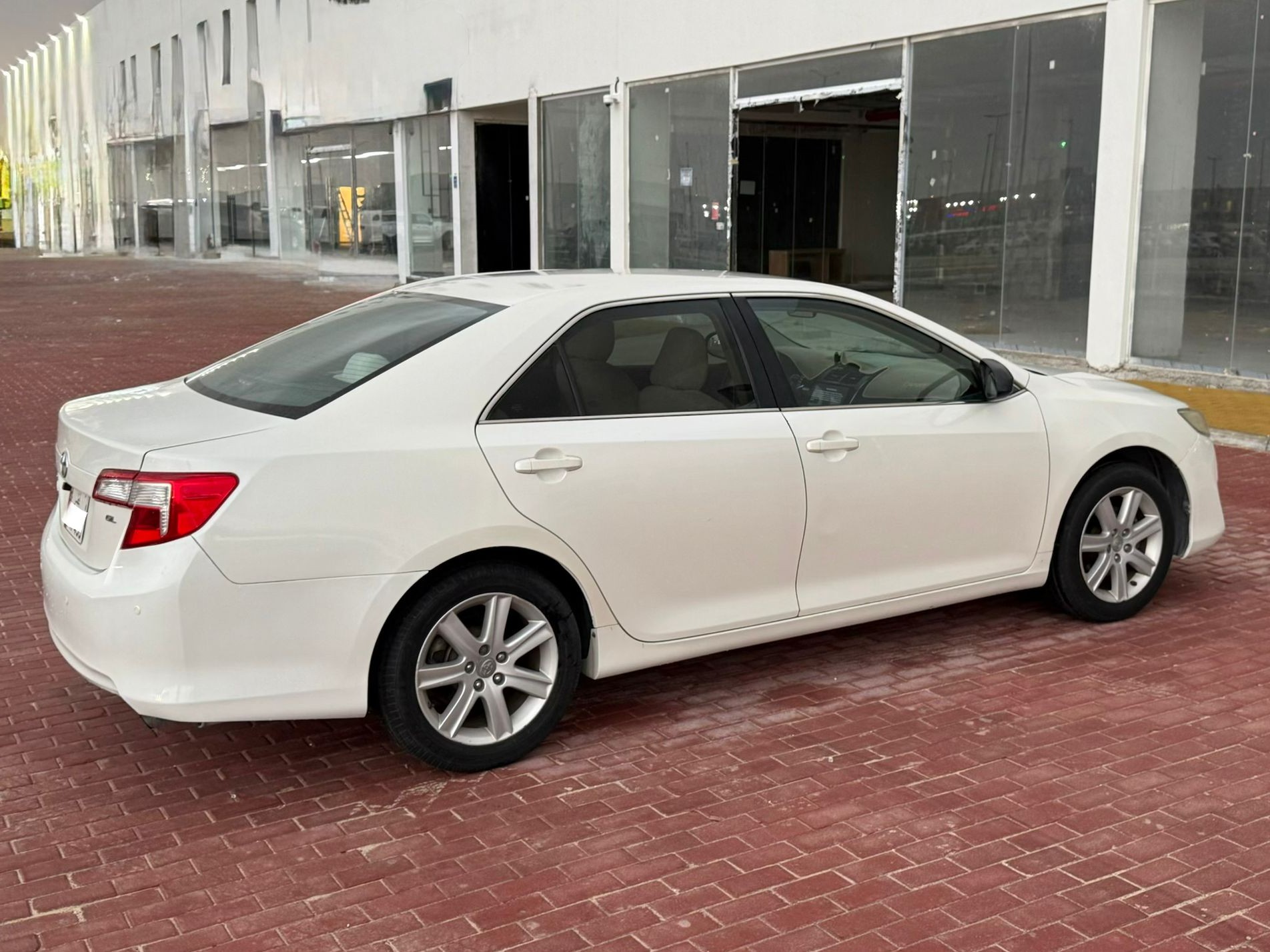 Toyota Camry 2015 - Image 2