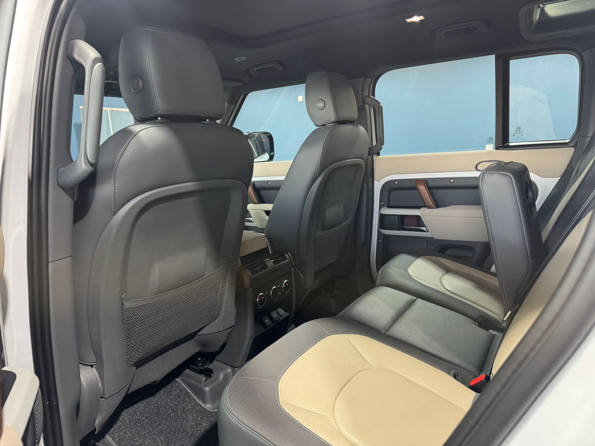 Land Rover Defender 110 2023 - Image 3