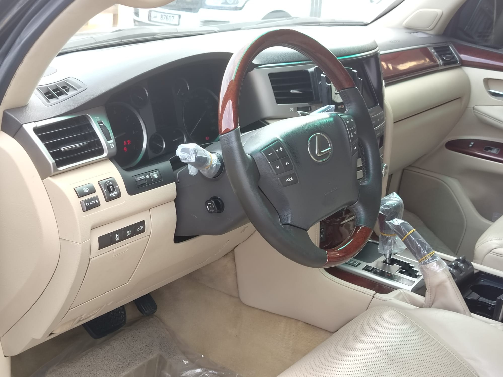 Lexus LX 570 2012 - Image 3