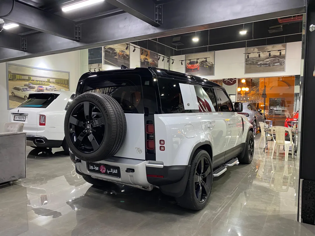 Land Rover Defender 110 HSE 2023 - Image 2