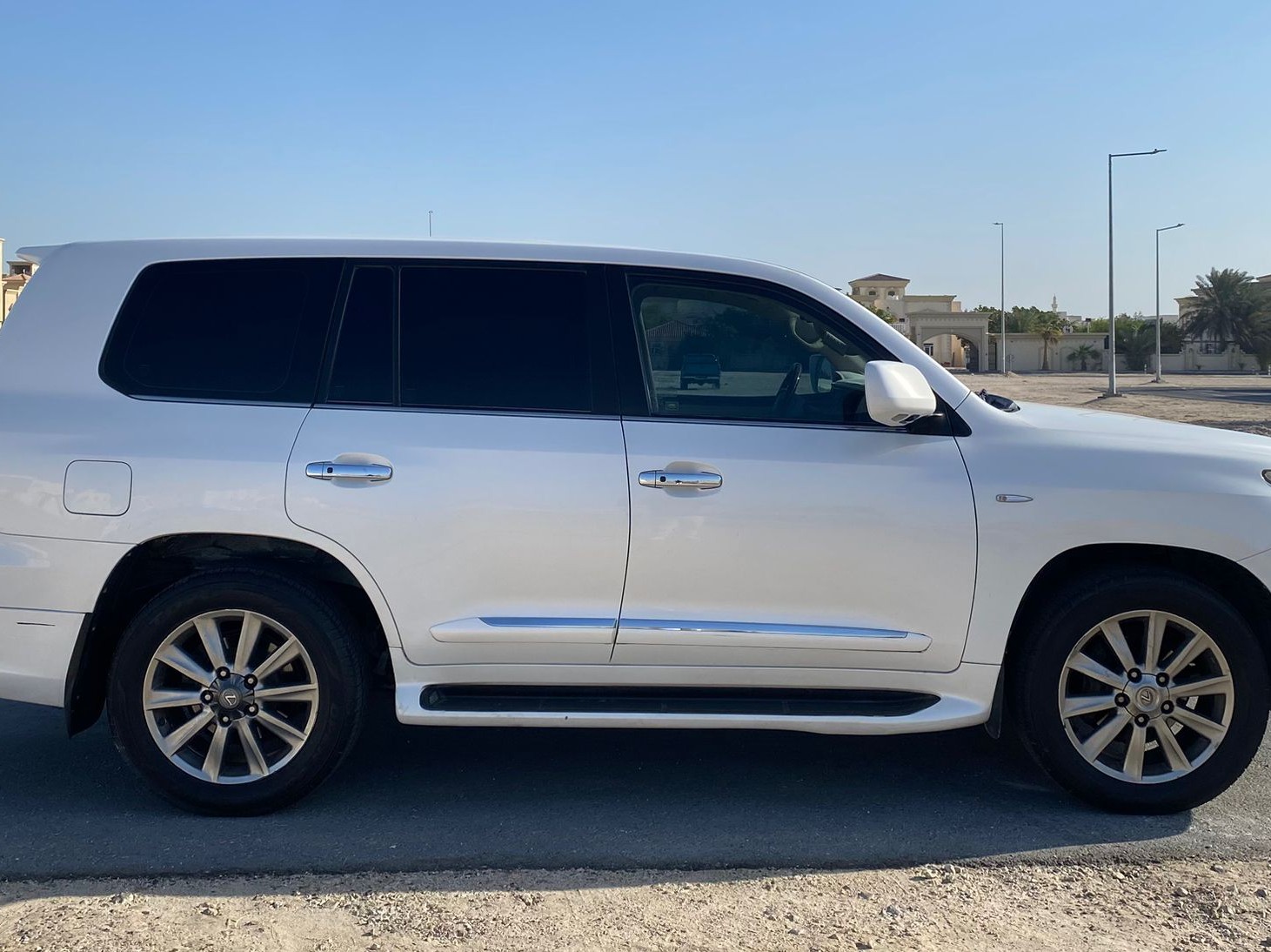 Lexus LX 570 2010 - Image 2