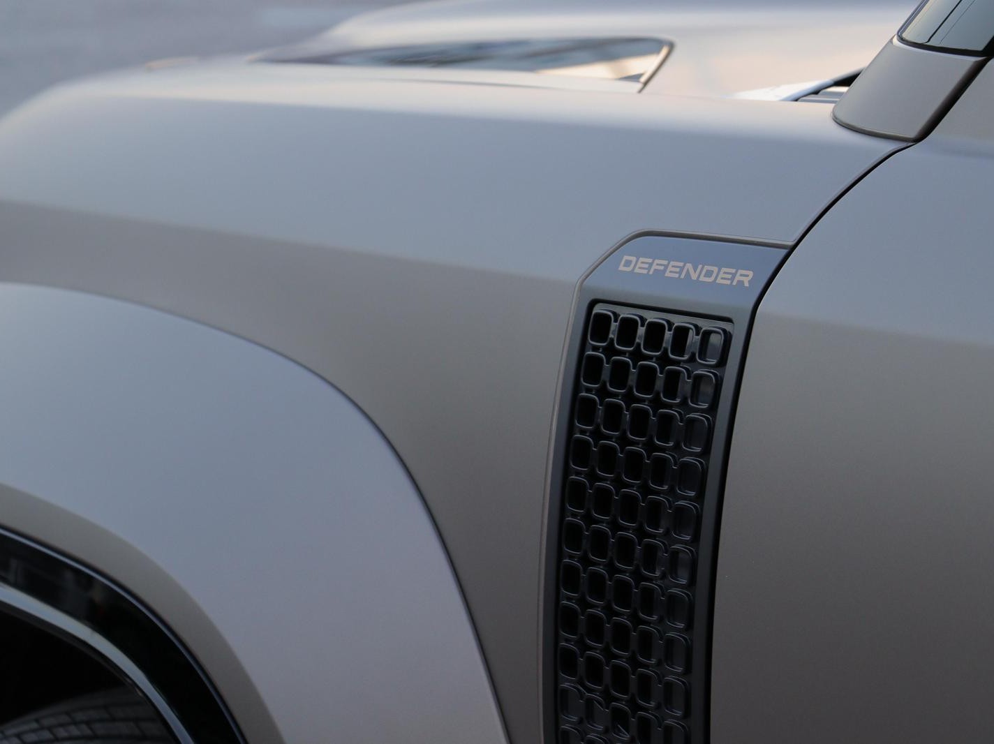 Land Rover Defender OCTA 2025 - Image 2