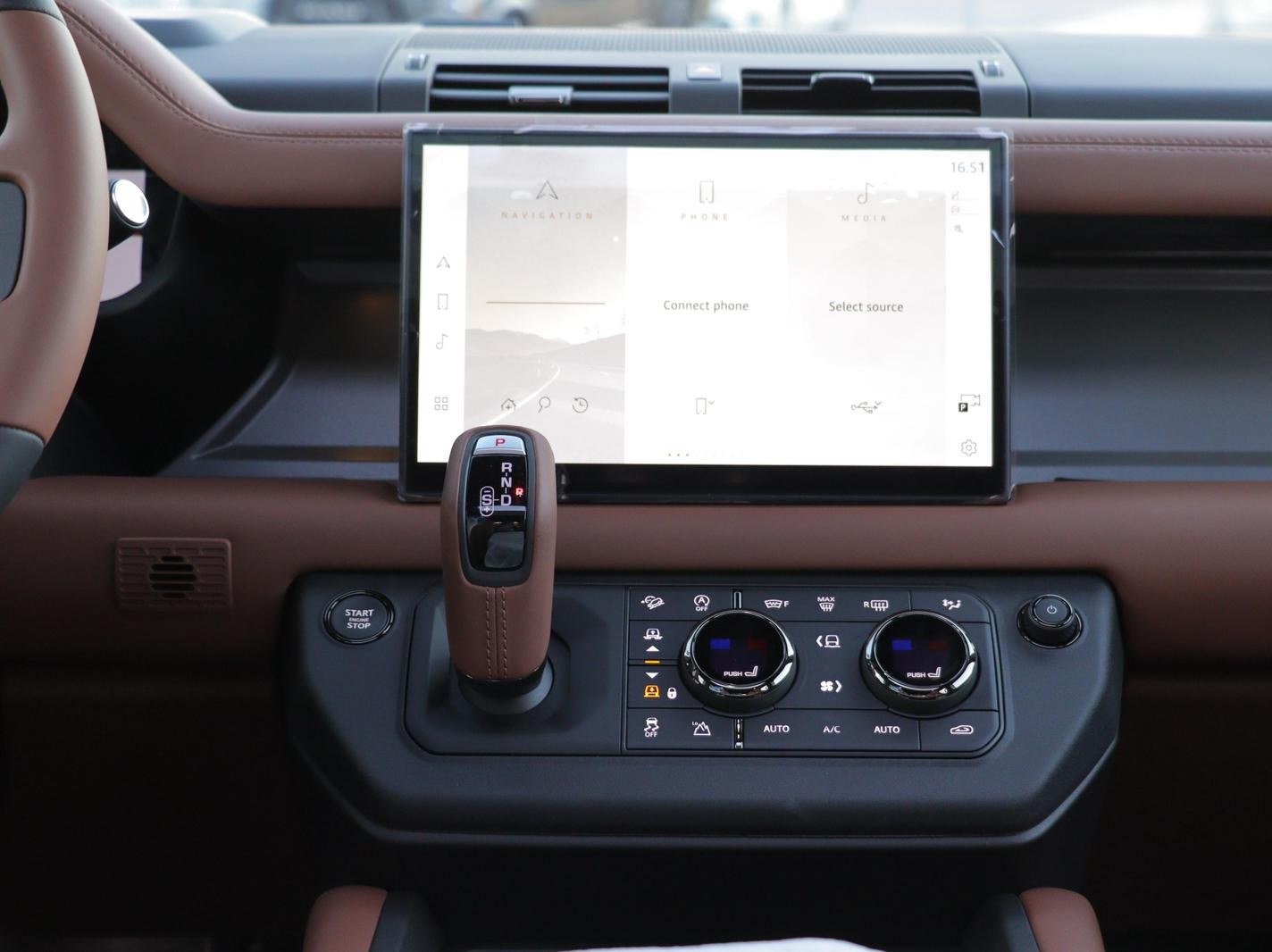 Land Rover Defender OCTA 2025 - Image 3