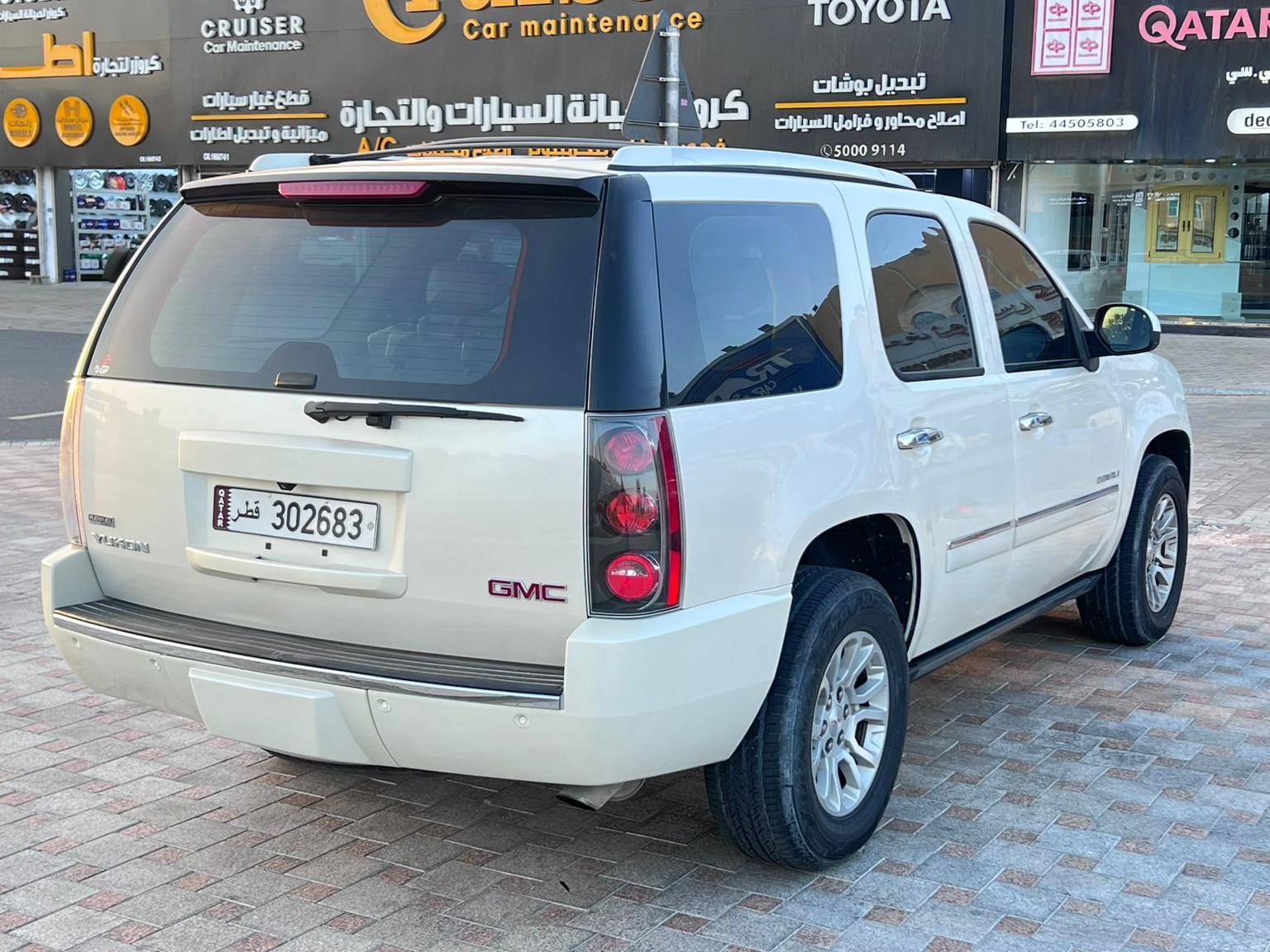 GMC Yukon Denali 2010 - Image 2