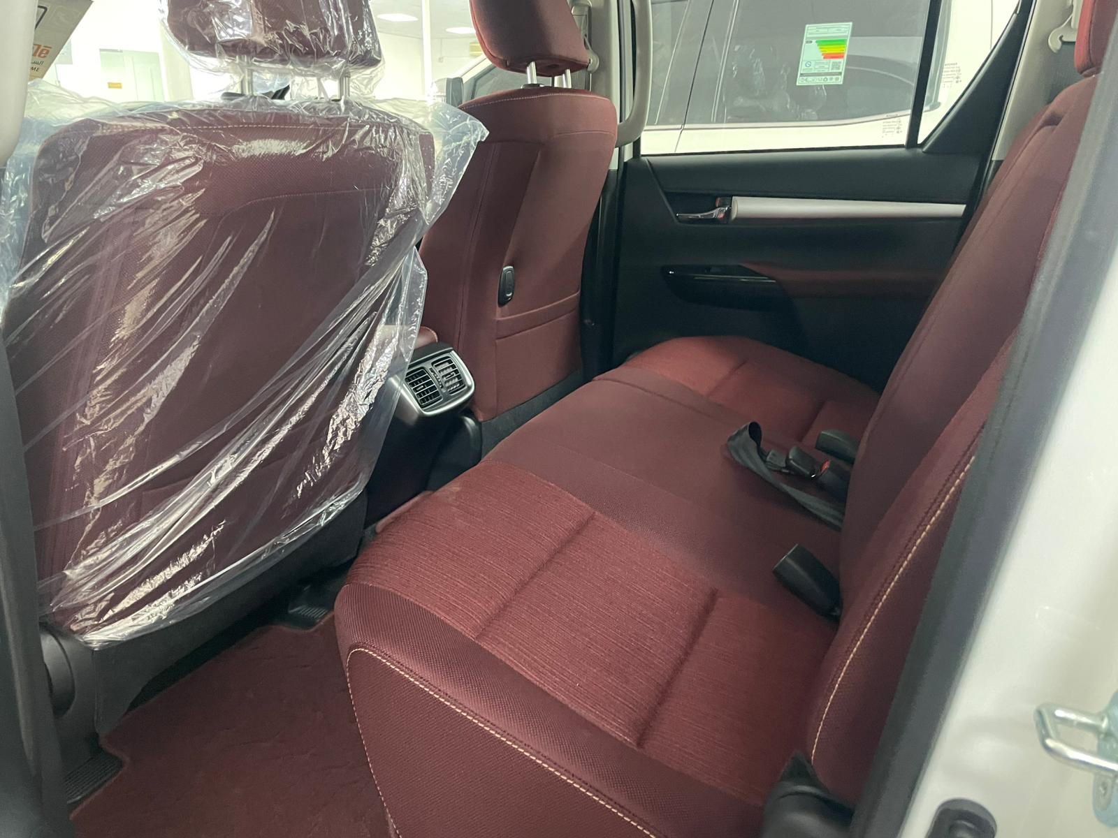 Toyota Hilux SR5 2025 - Image 3