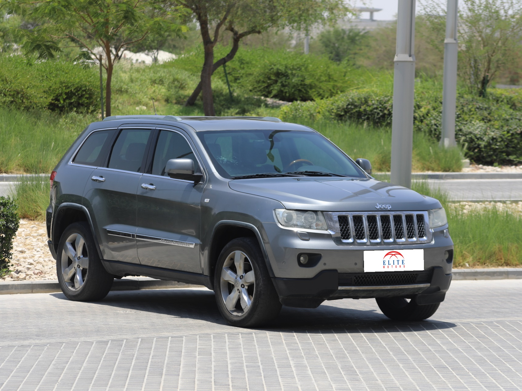 Jeep Grand Cherokee over land  - Image 4