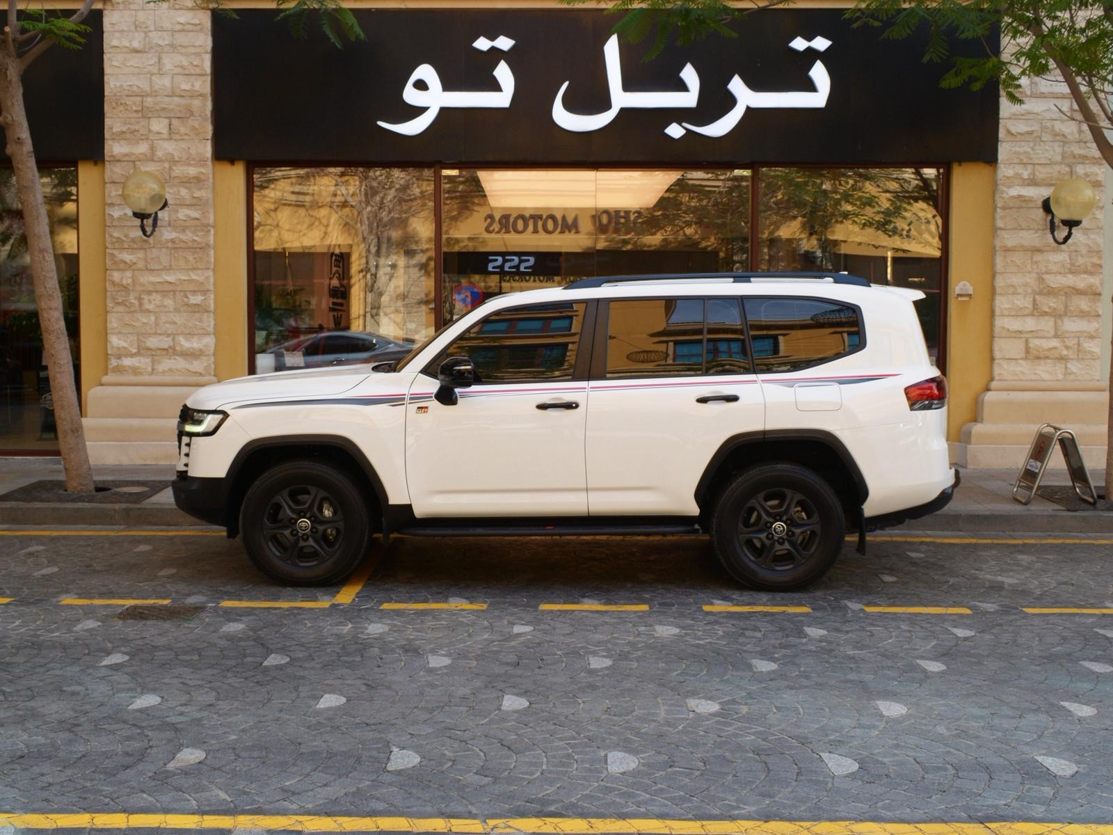 Toyota Land Cruiser G/R 2023 - Image 2