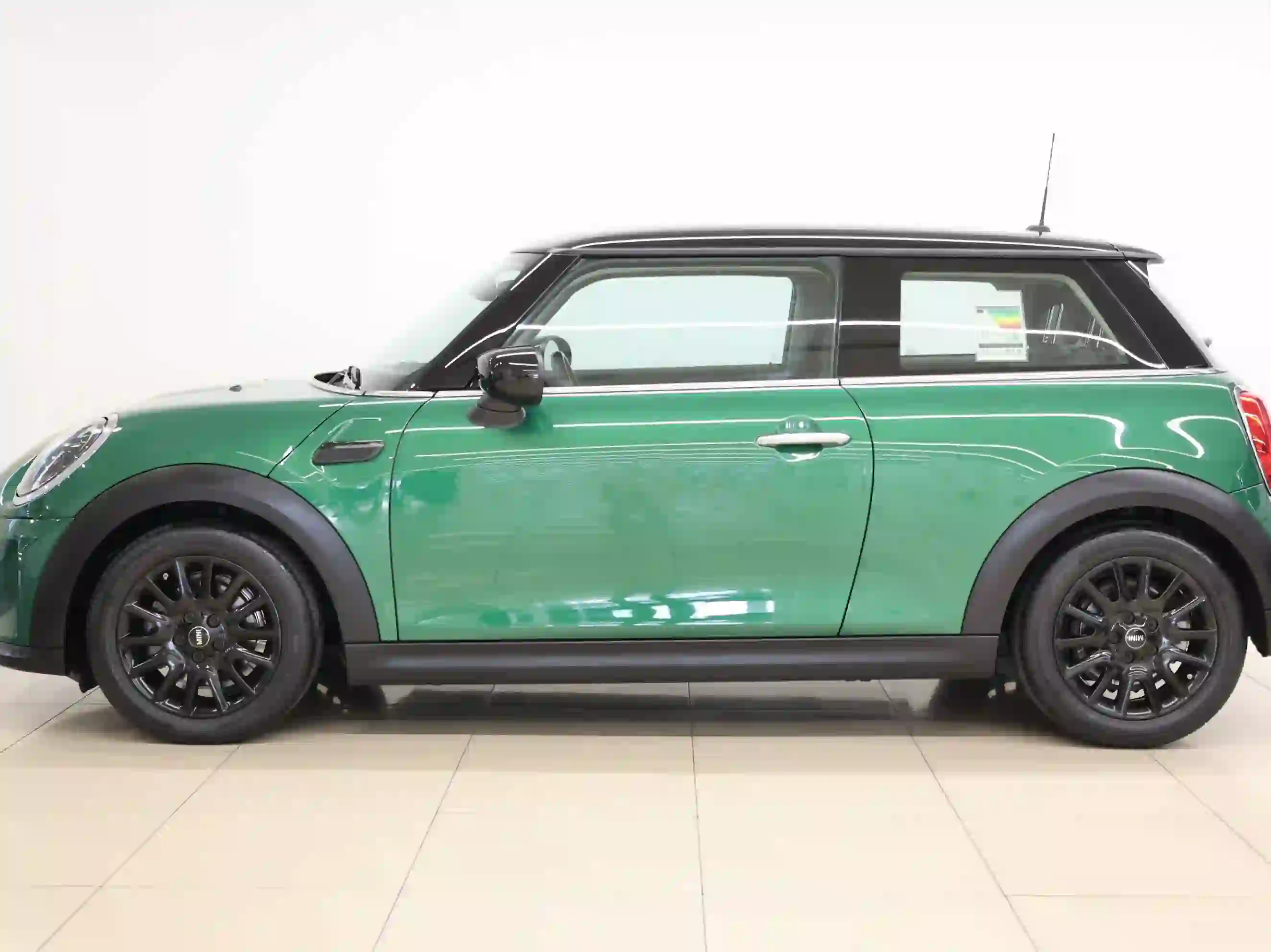 Mini Cooper Classic 2024 - Image 2