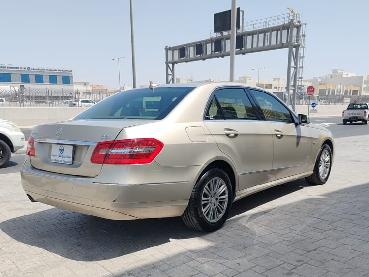 Mercedes-Benz E-Class Sedan 200 - Image 2