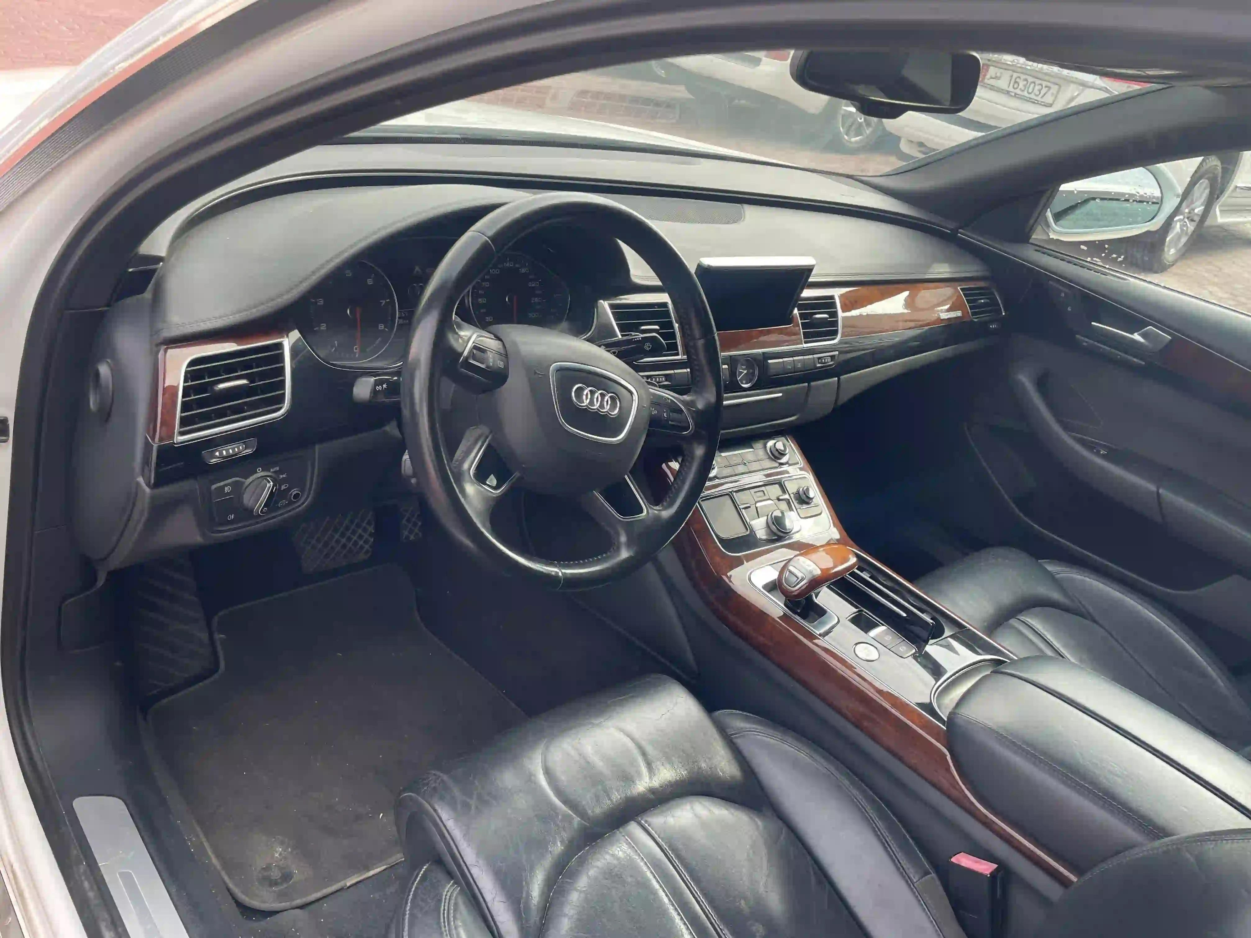Audi A8 2012 - Image 2