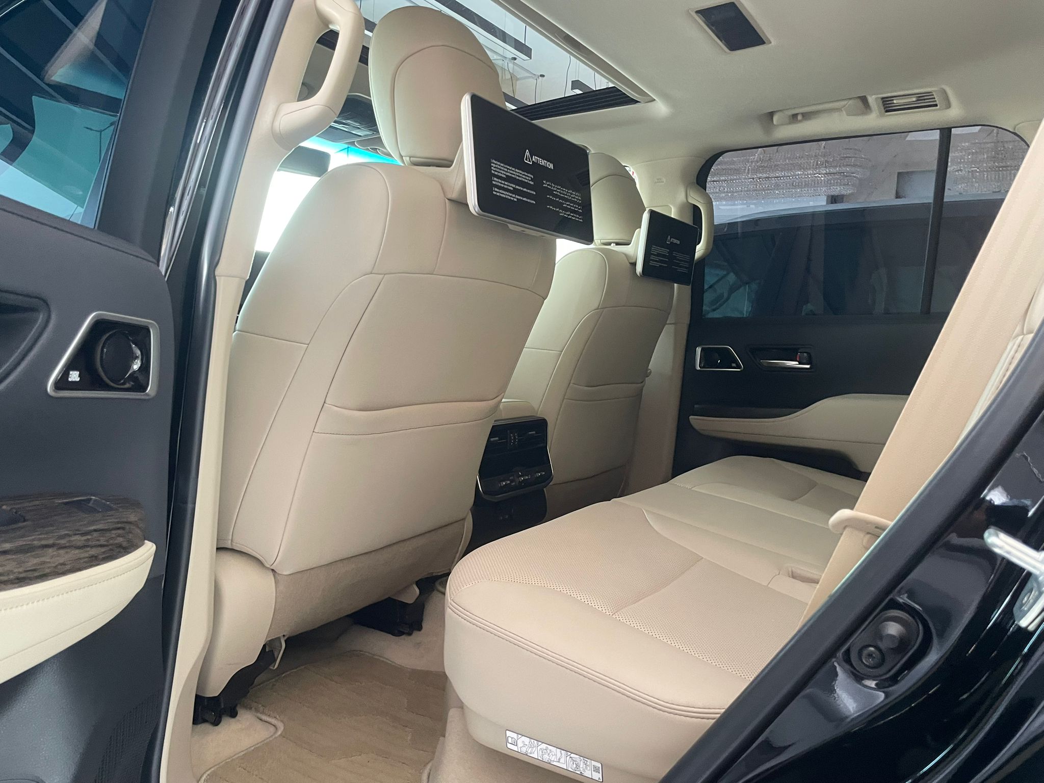 Toyota Land Cruiser VX 2023 - Image 4