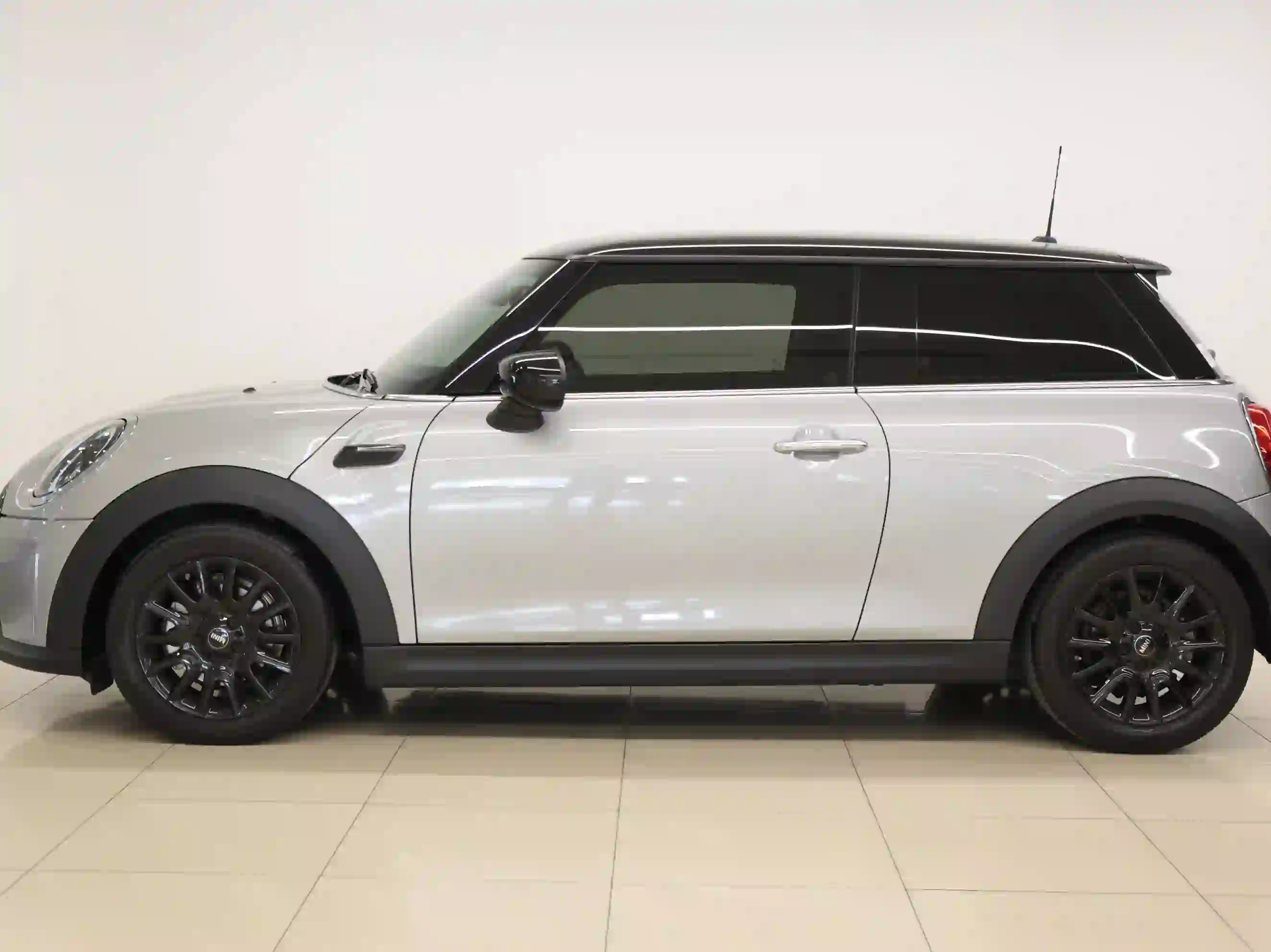 Mini Cooper Classic 2024 - Image 2