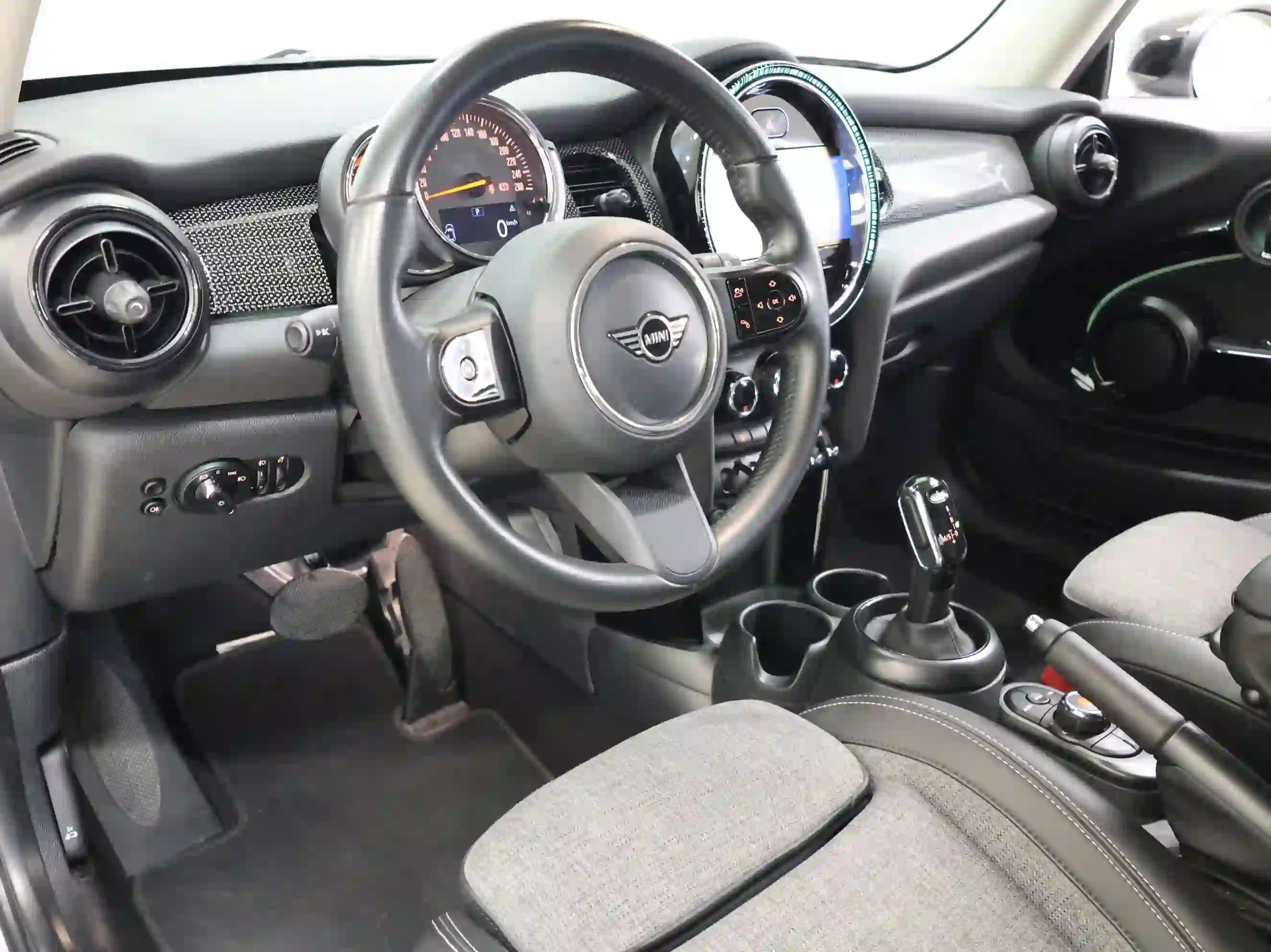 Mini Cooper Classic 2024 - Image 4
