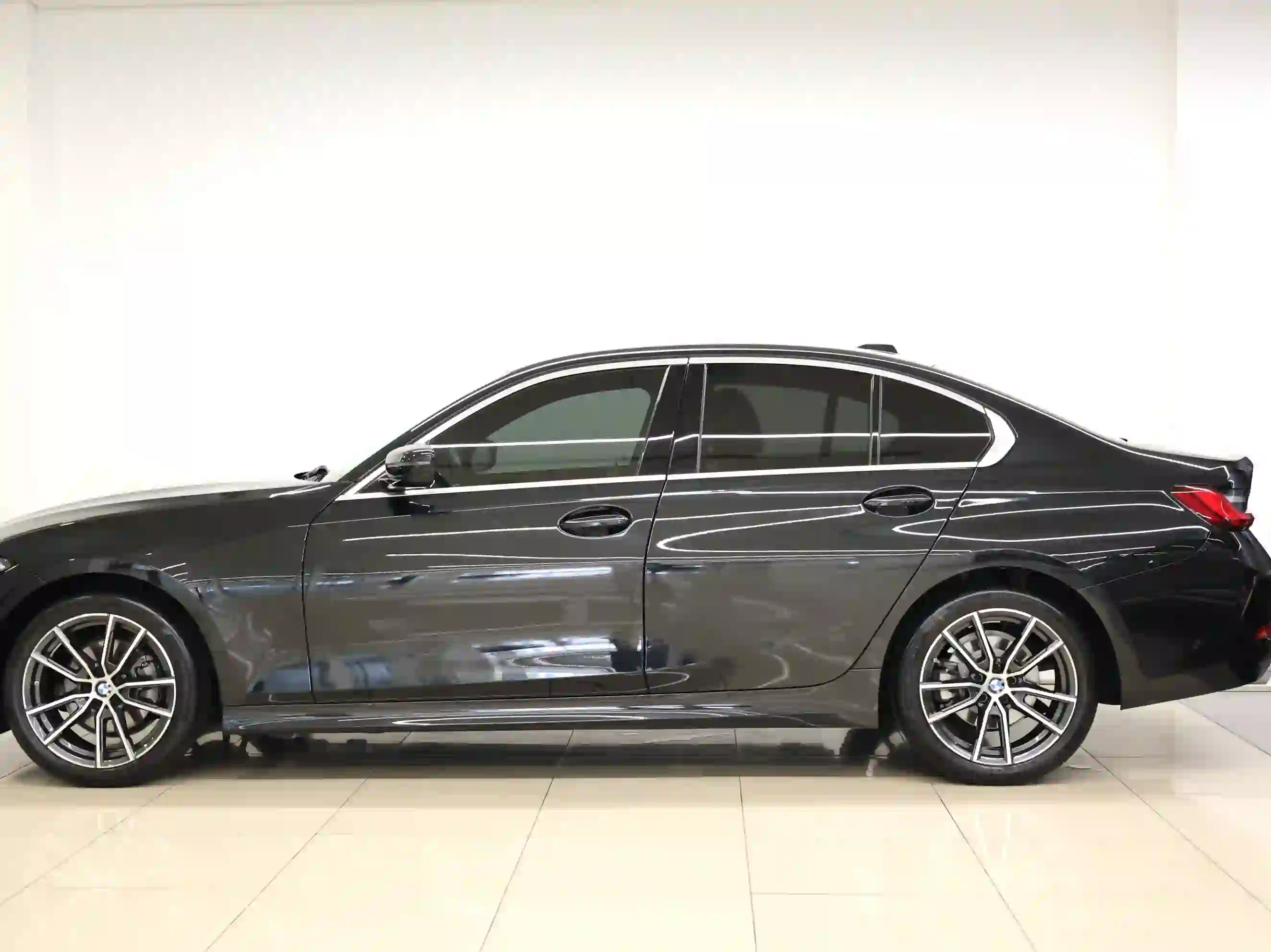 BMW 3-Series 320 i 2023 - Image 2