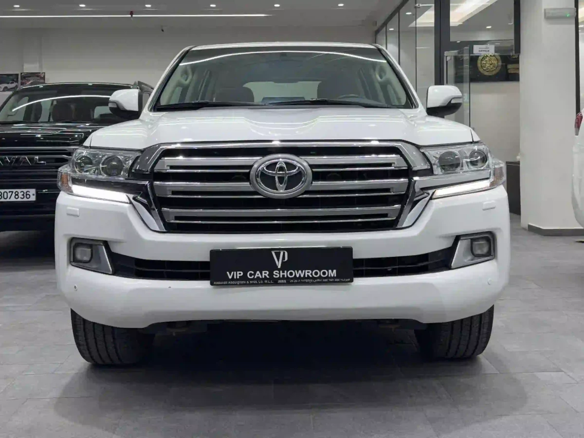 Toyota Land Cruiser GXR v8 2020