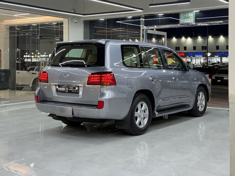 Lexus LX 570 2010 - Image 4